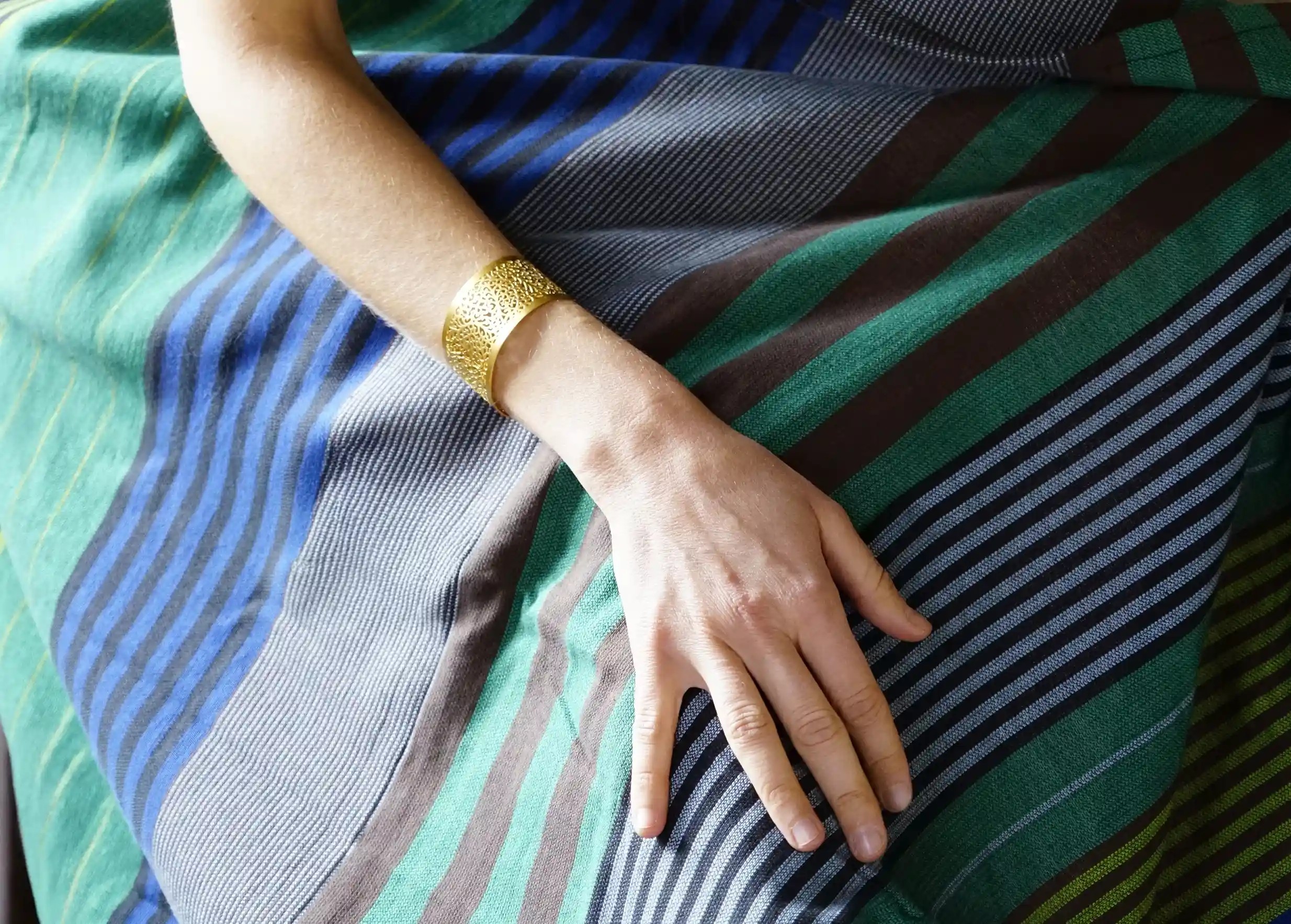 Fouta coloris Forest en coton biologique de la collection Ébène, portée par une femme, vue de face