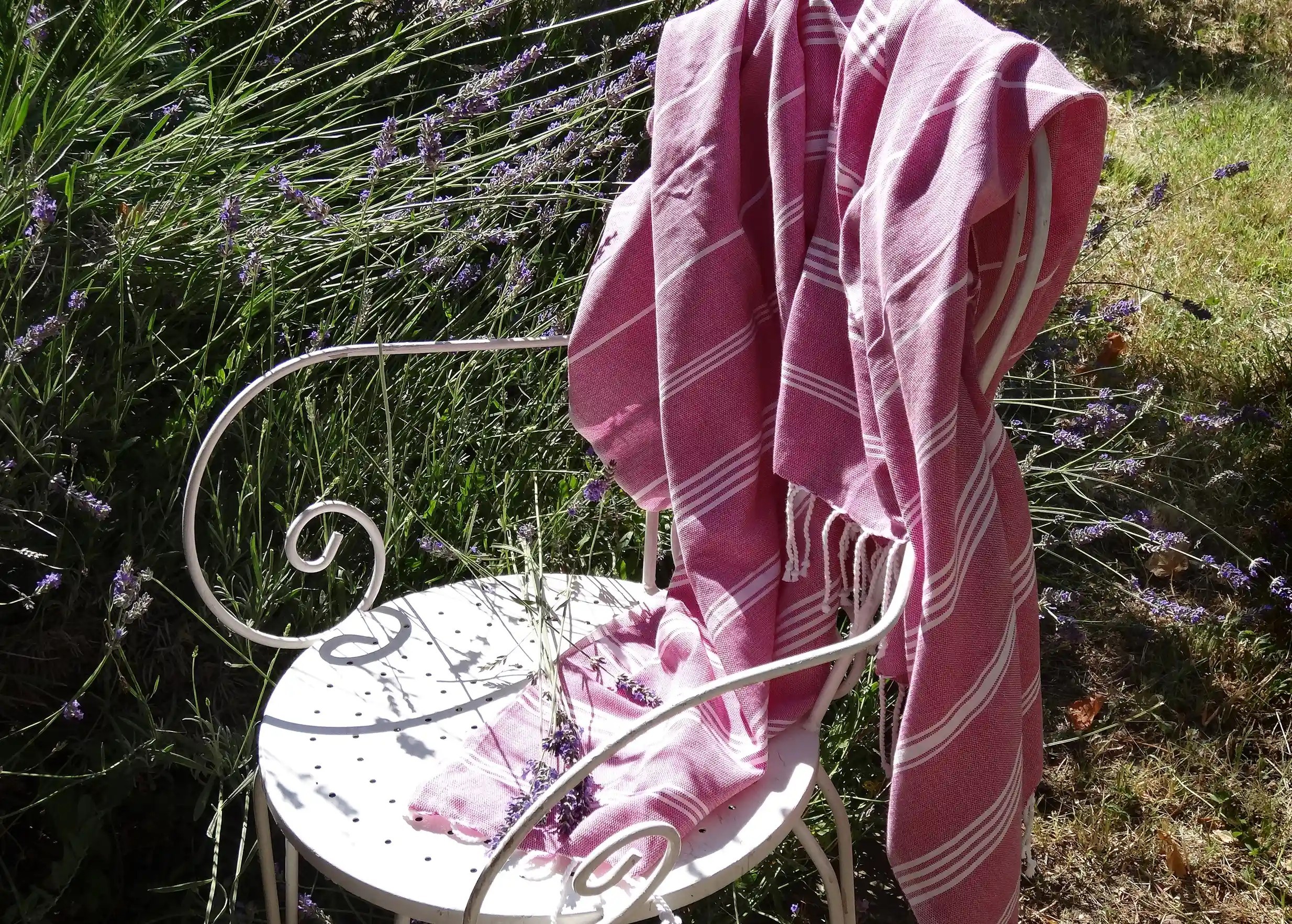 Fouta coton bio couleur bordeaux posée sur une chaise en extérieur Fouta coton bio couleur bordeaux posée sur une chaise en extérieur