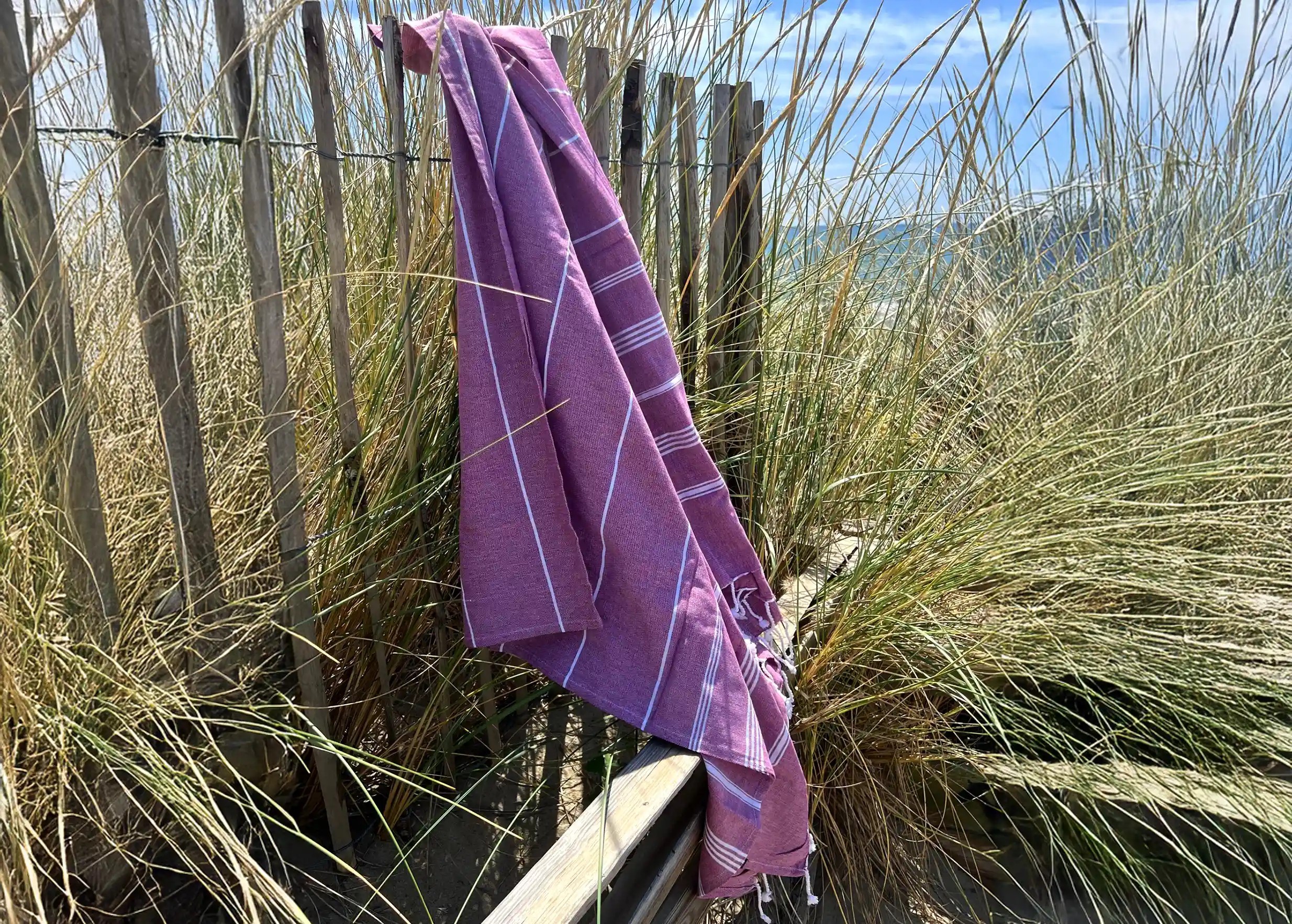 Fouta en coton bio bordeaux, tissée sur chaîne blanche, suspendue Fouta en coton bio bordeaux, tissée sur chaîne blanche, suspendue