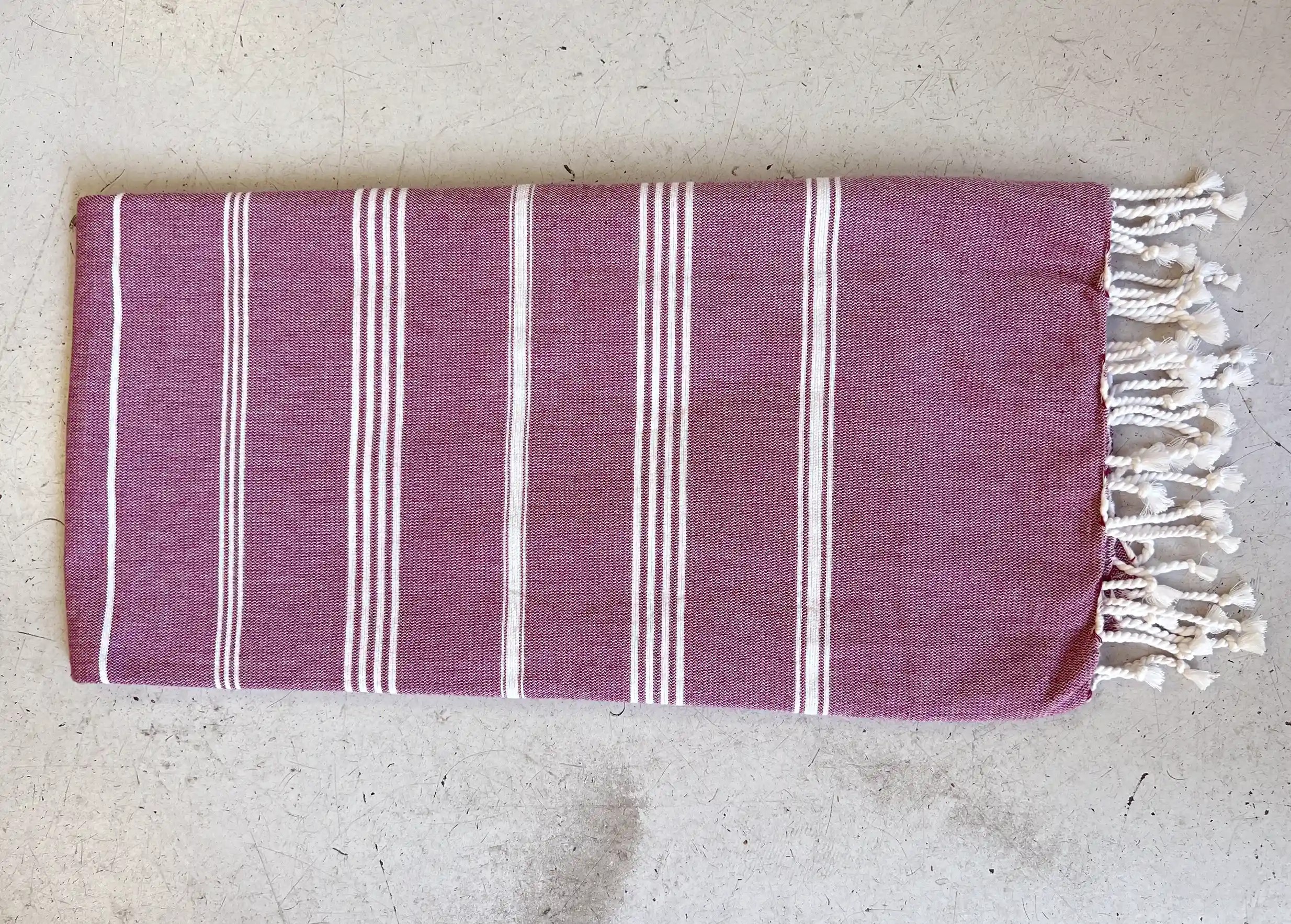 Plan de près sur une fouta en coton bio bordeaux de la collection Hammam Plan de près sur une fouta en coton bio bordeaux de la collection Hammam
