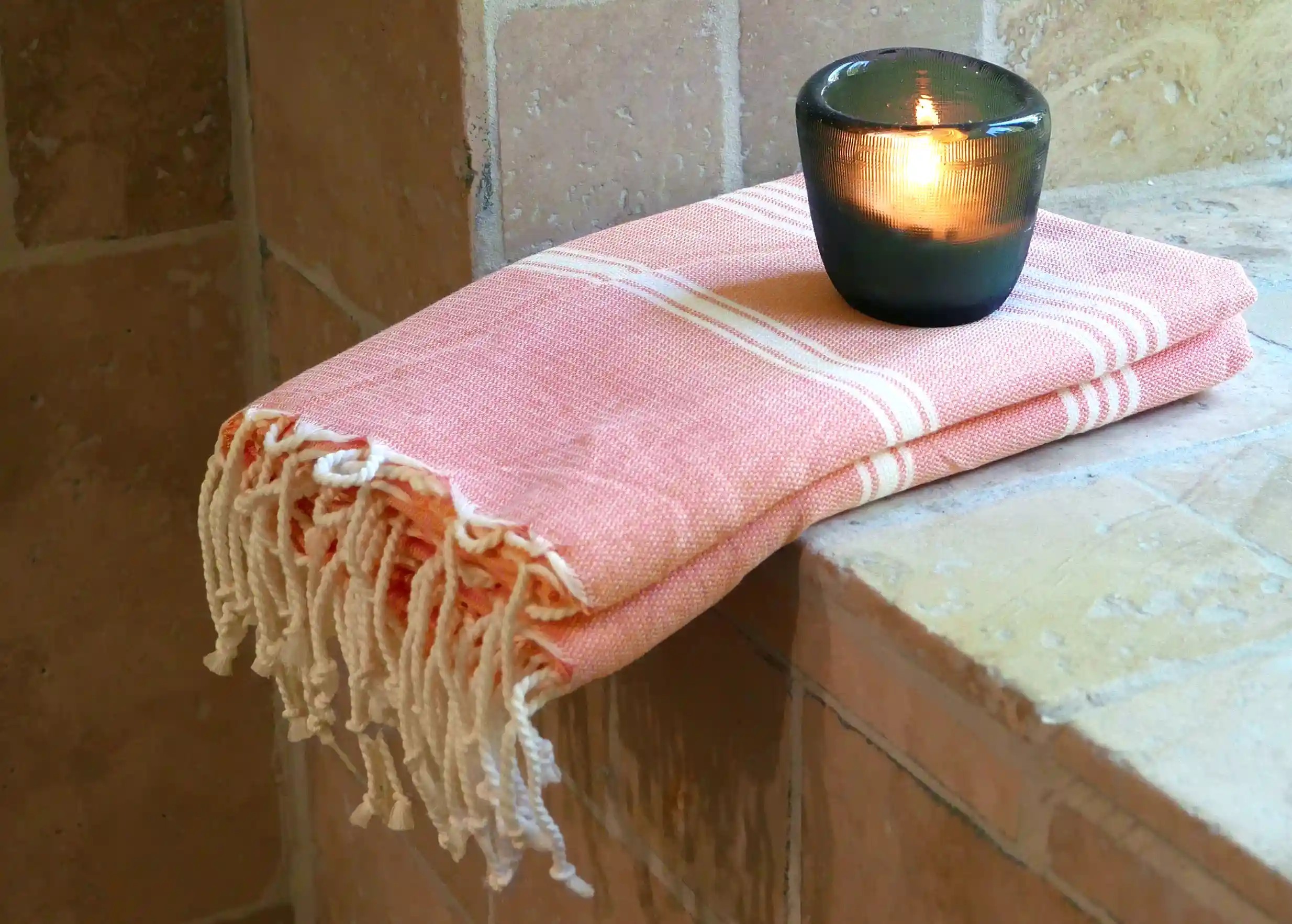 Fouta coton bio corail de la collection Hammam, photo prise en intérieur Fouta coton bio corail de la collection Hammam, photo prise en intérieur