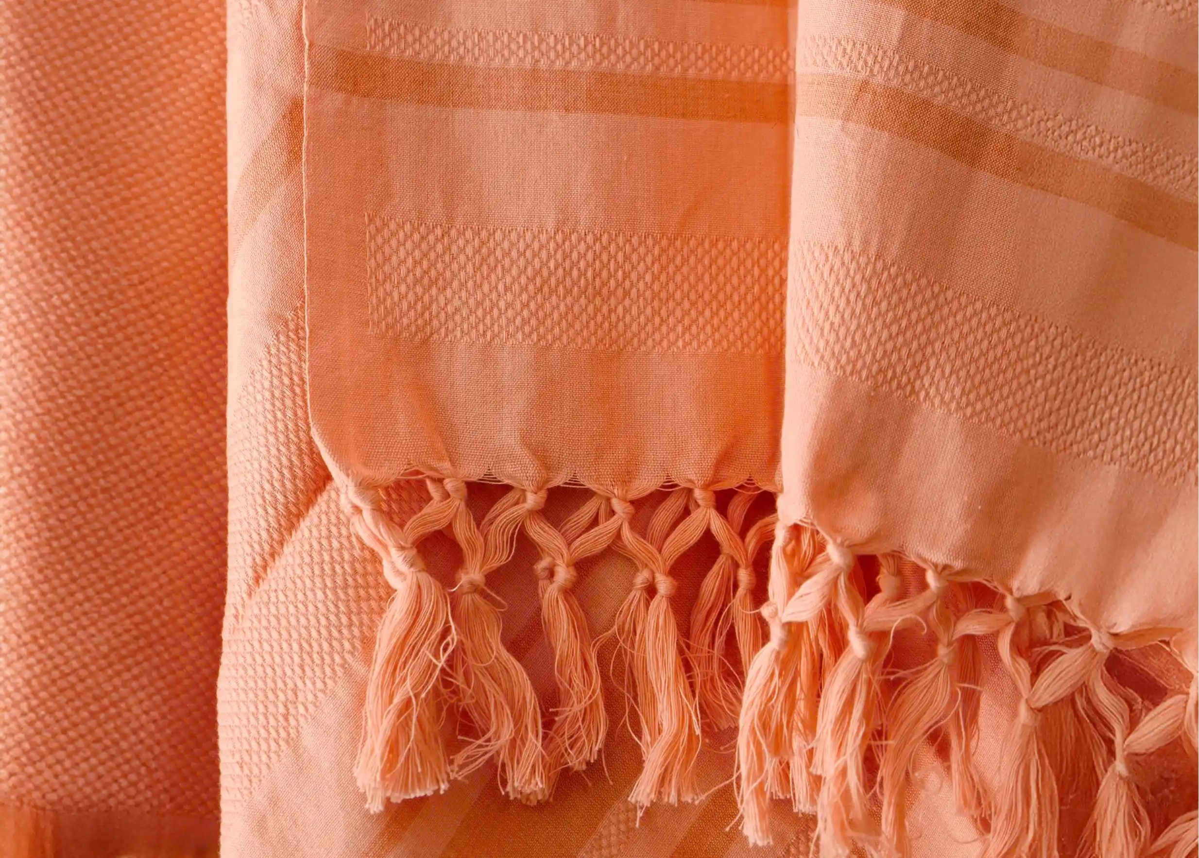Zoom on the coral-coloured organic cotton fouta from the Garden collection