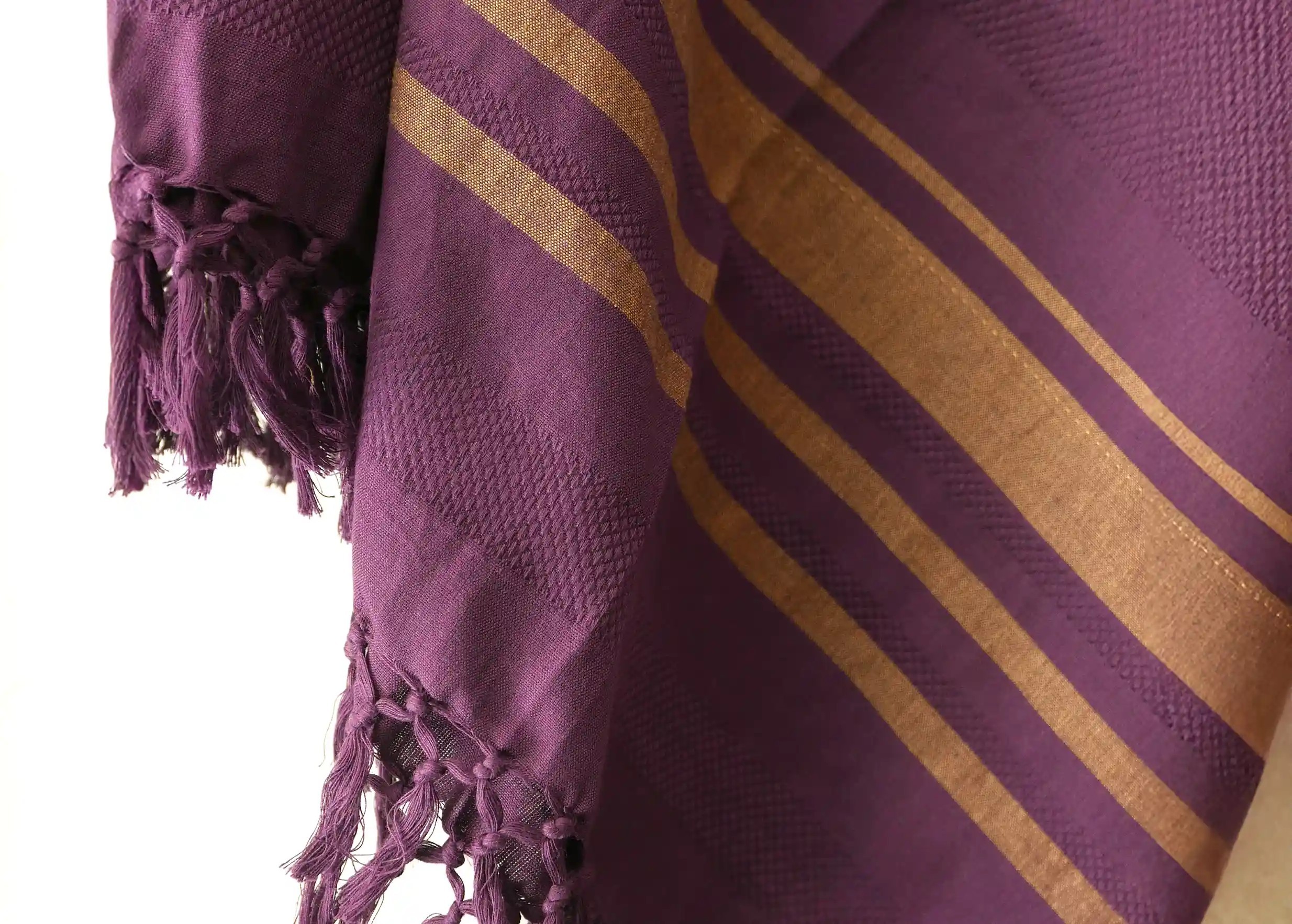 Close-up on the purple-coloured organic cotton fouta with knotted fringes