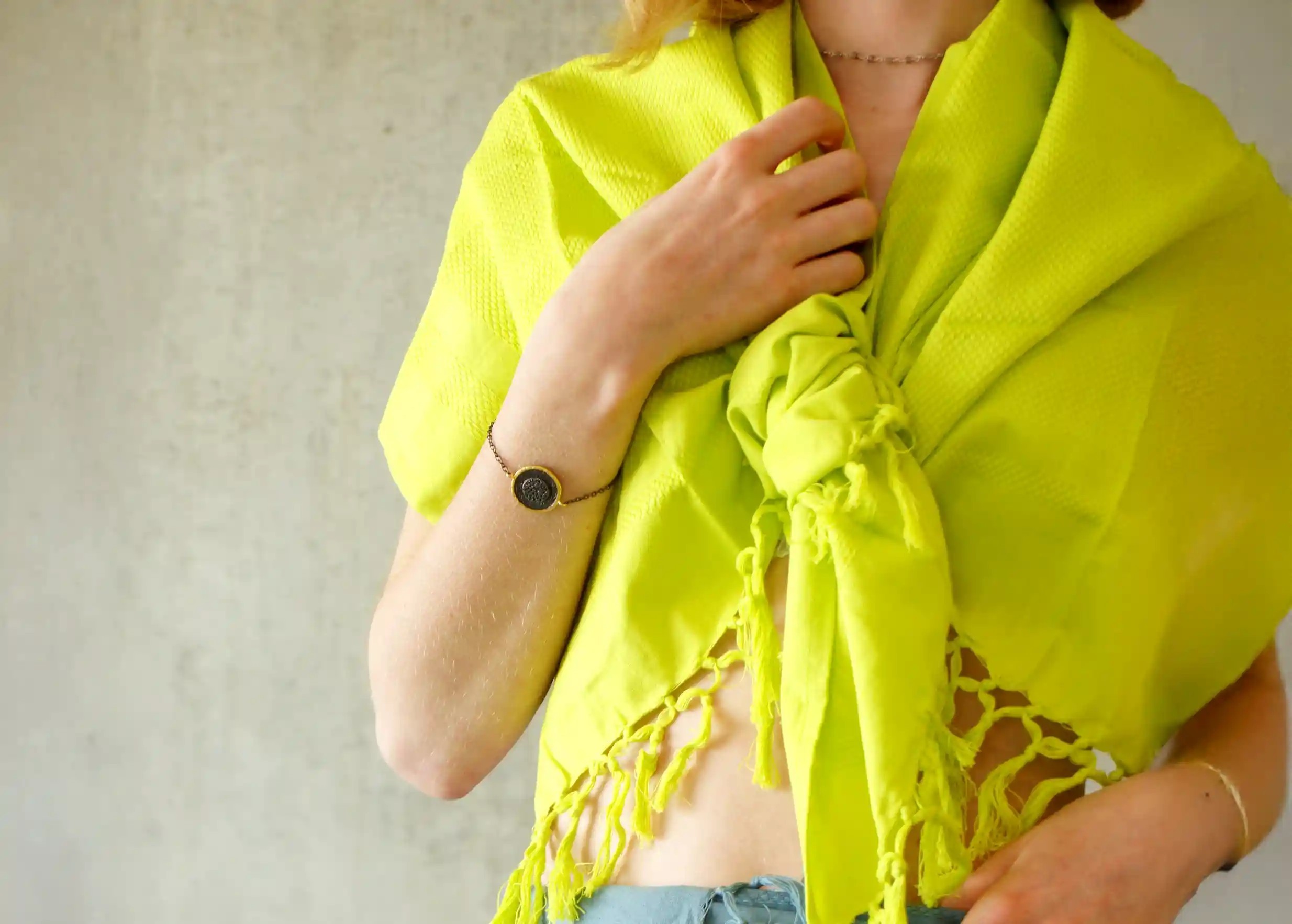 Fouta Dhoti au coloris Basilic par Karawan, portée par une femme comme une chemise