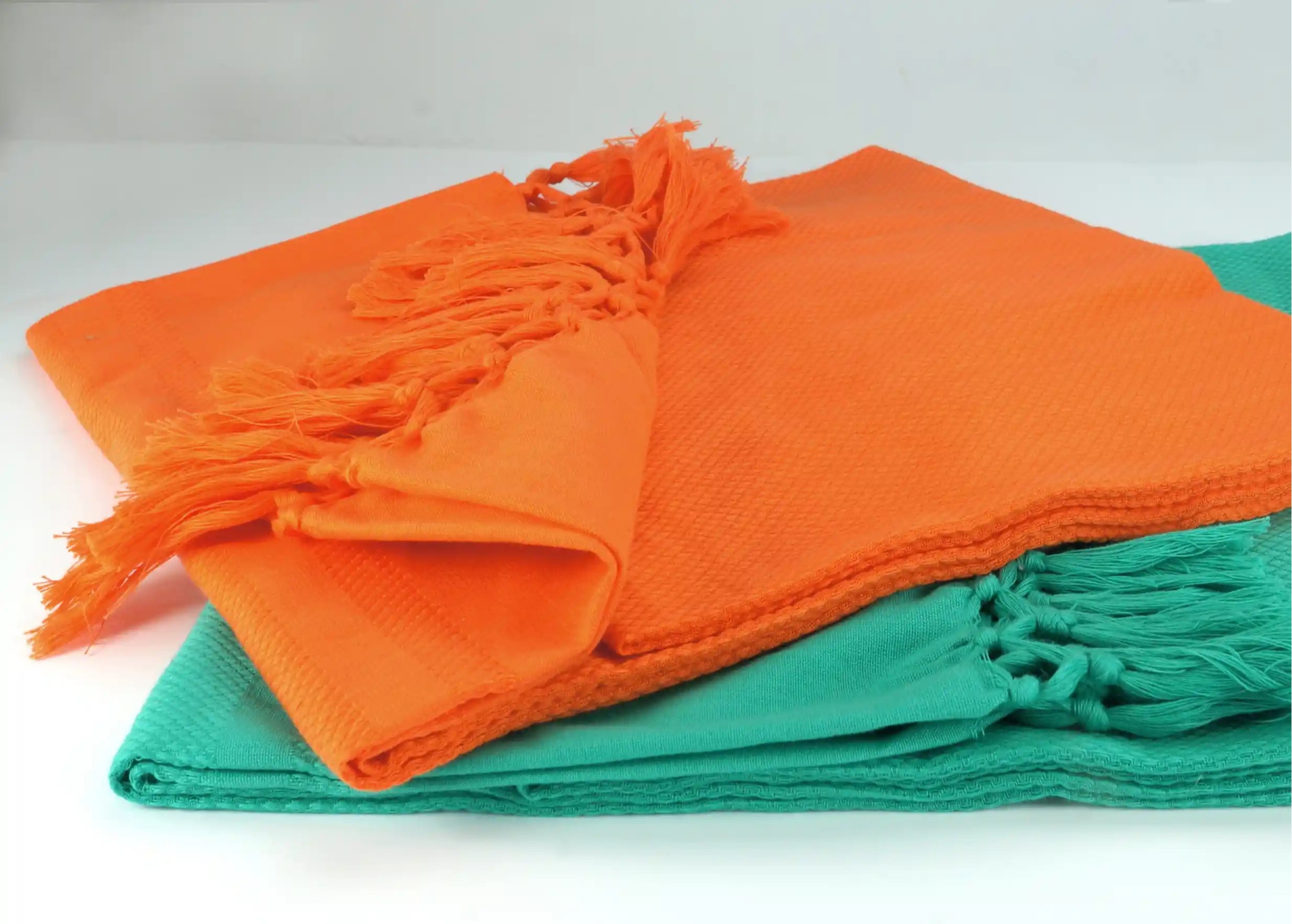 Organic cotton Curcuma fouta by Karawan, placed on an organic cotton Lagon fouta, from the same Dohti collection.