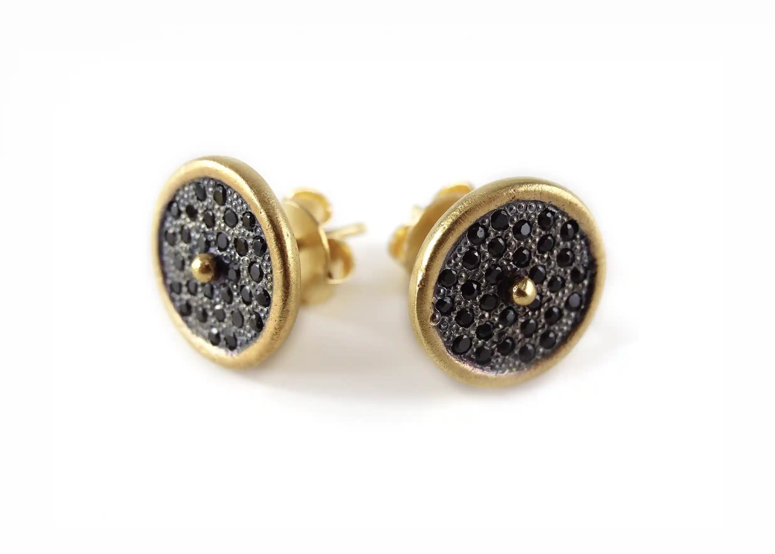 Boucles d'oreilles clous en laiton, ornées de zirconium noir et design circulaire raffiné, photo prise en packshot