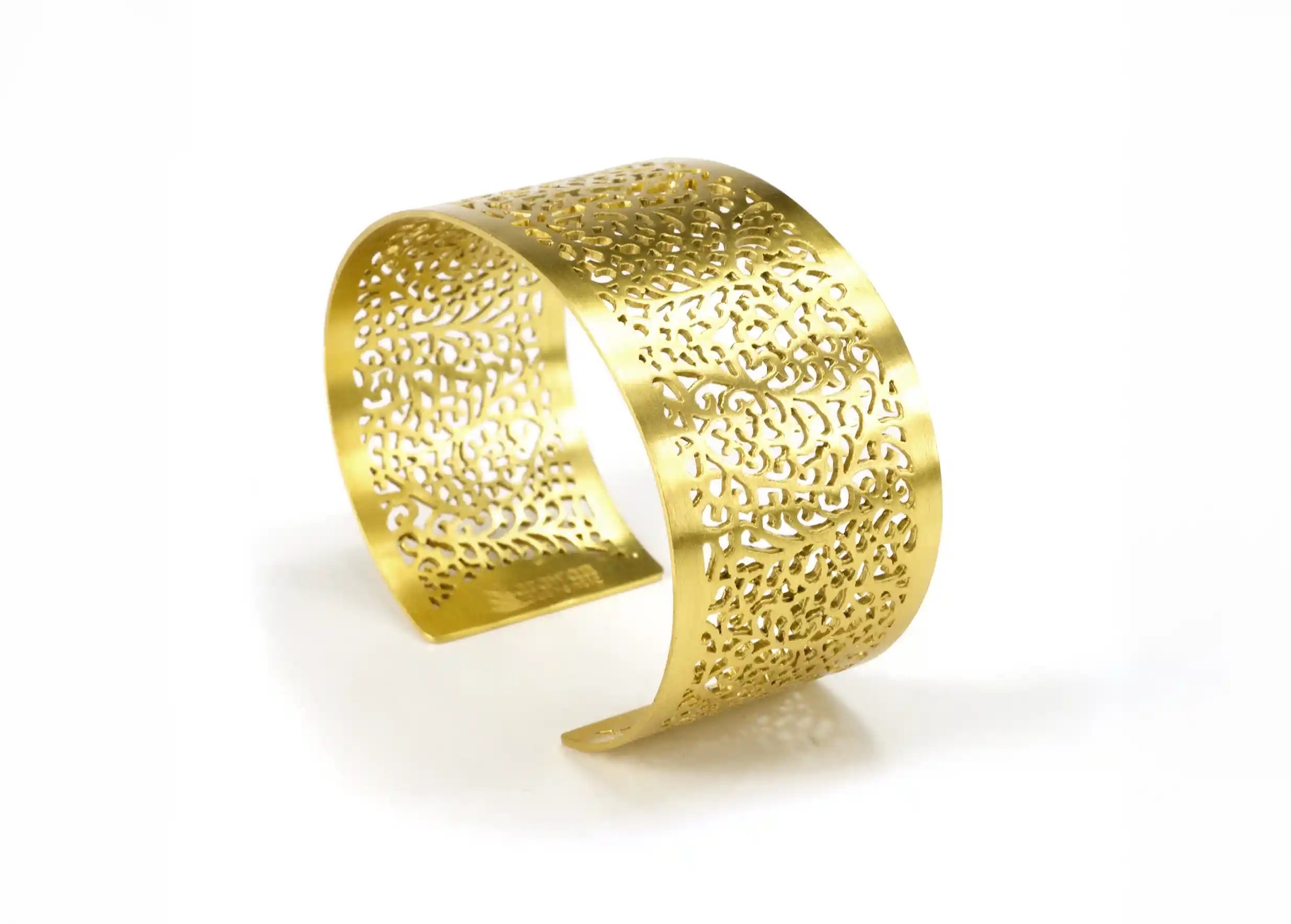 Gilded-plated brass cuff from the Secret Garden collection, engraving and openwork motifs. By Karawan authentic