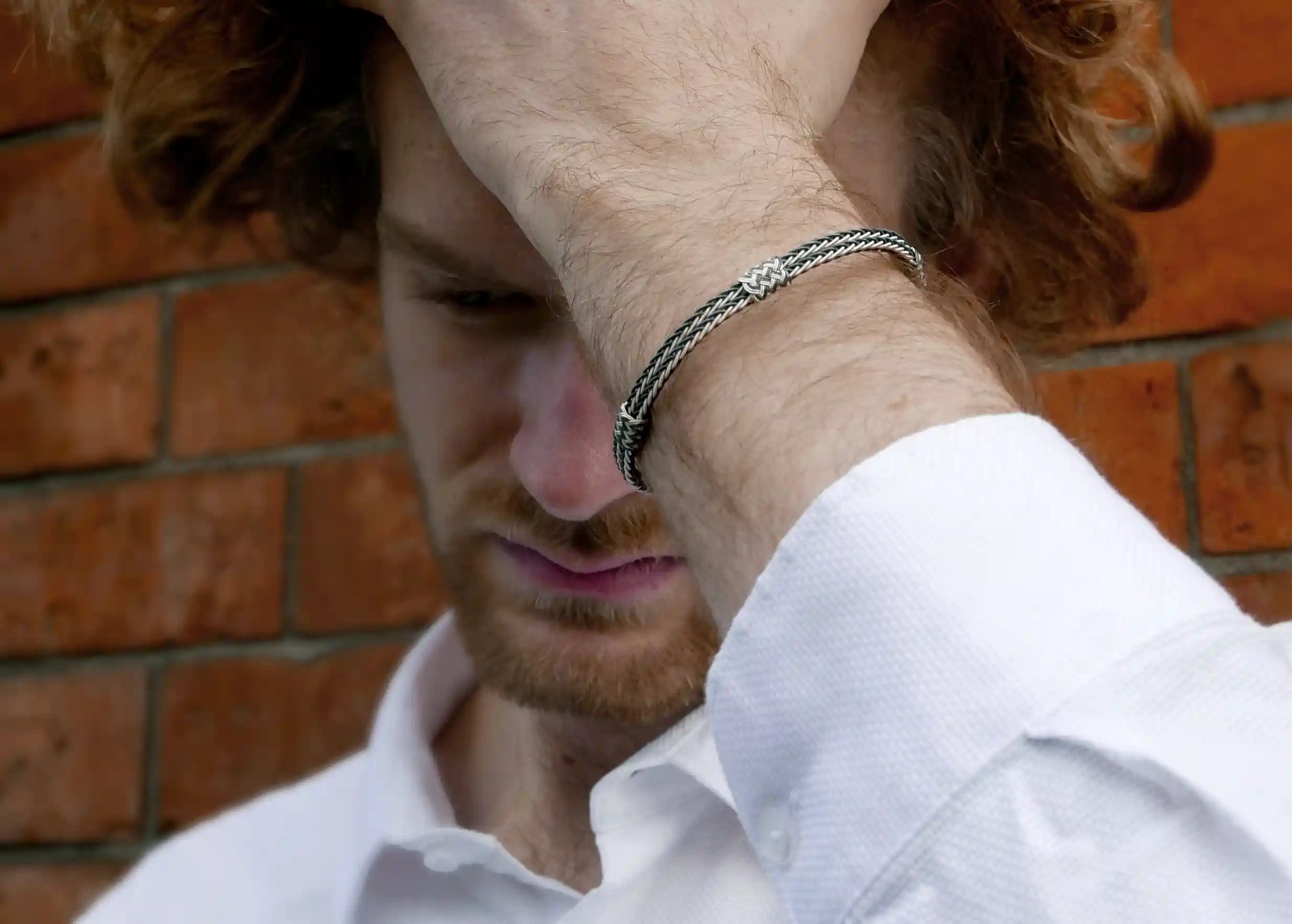 Silver bracelet from the Kokaz jewellery collection, double fine braid and 3 knots, worn by a man
