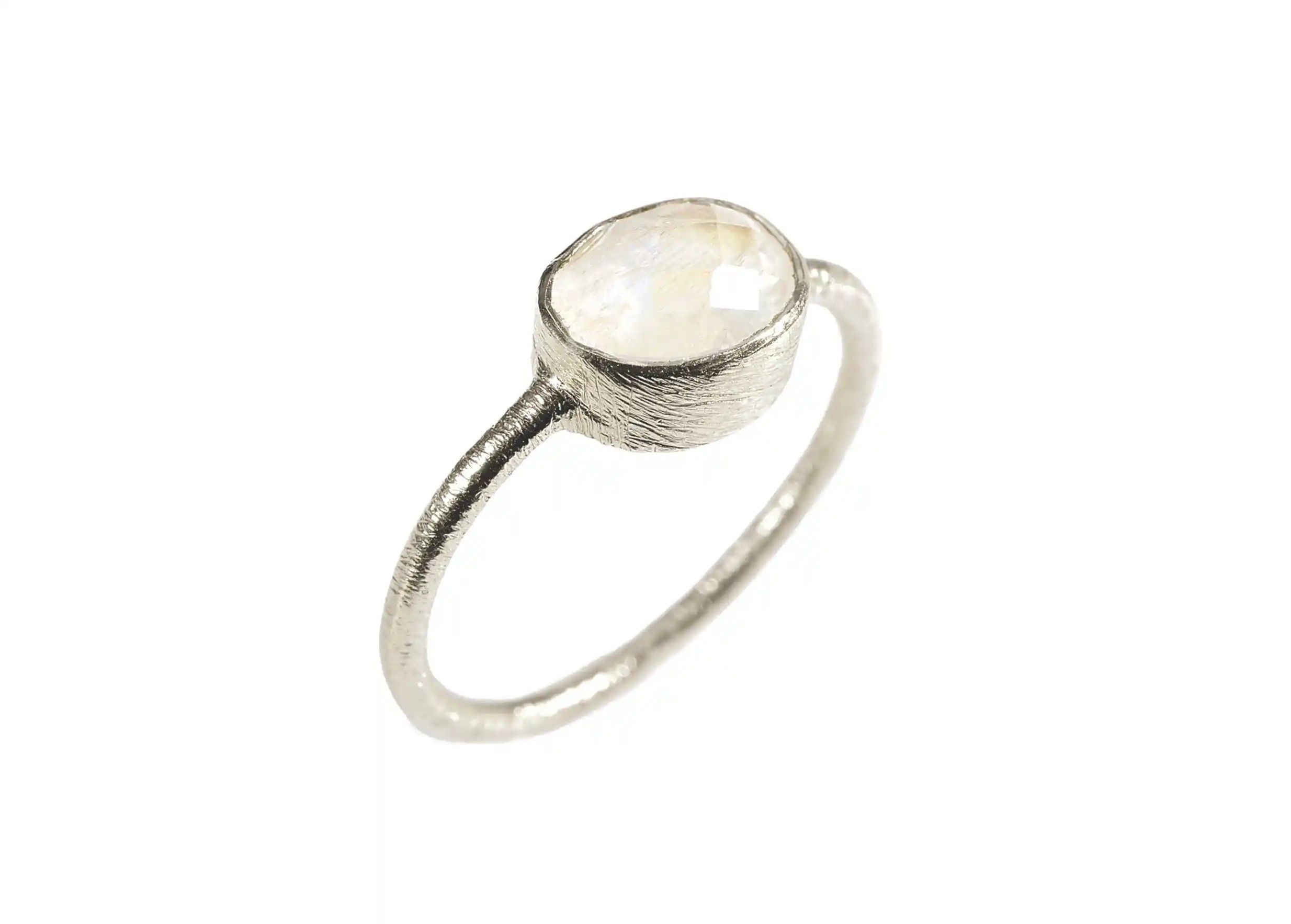 Bague en argent 925 moonstone de la collection de bijoux Yamuna, sur fond blanc
