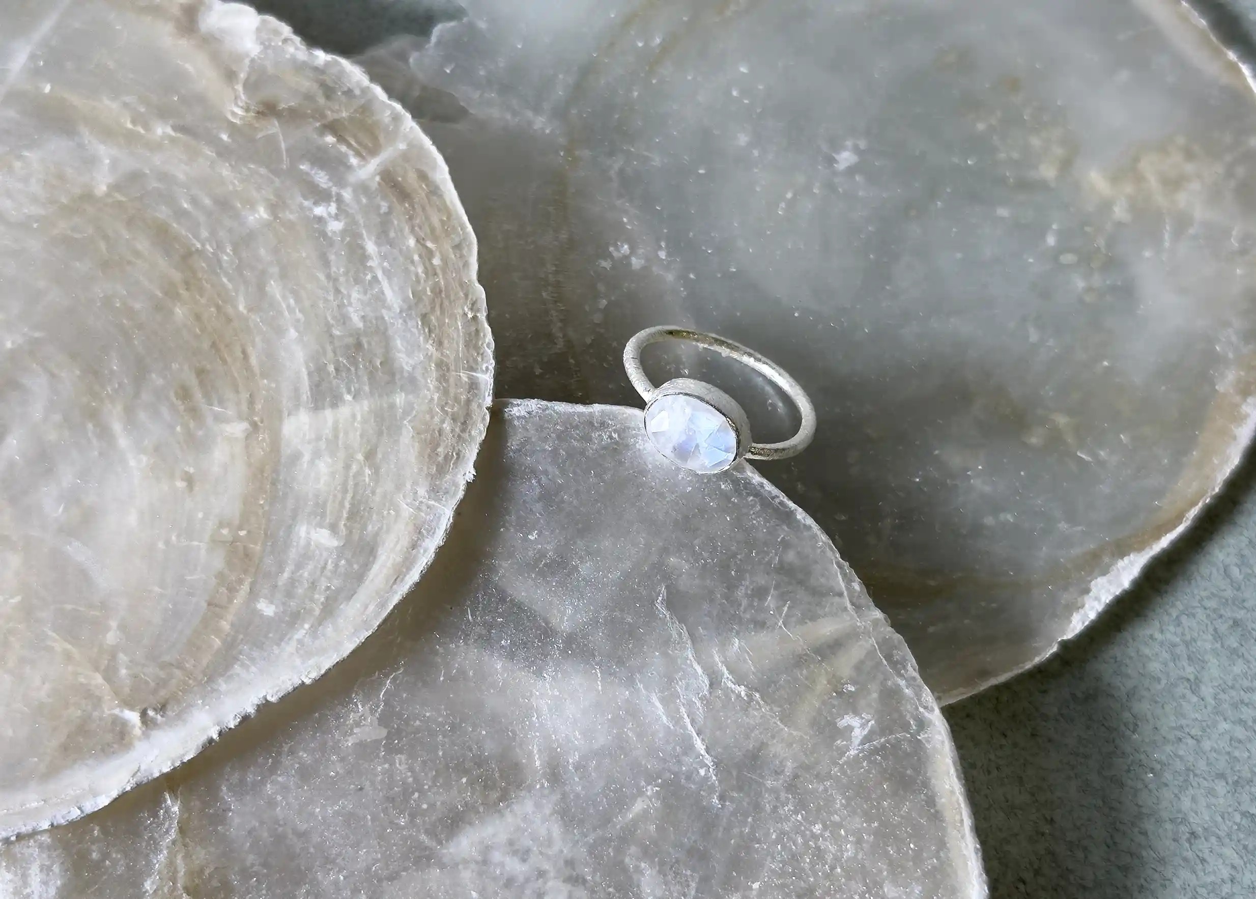 Bague en argent 925 Drop moonstone de la collection de bijoux Yamuna, exposé sur une pierre