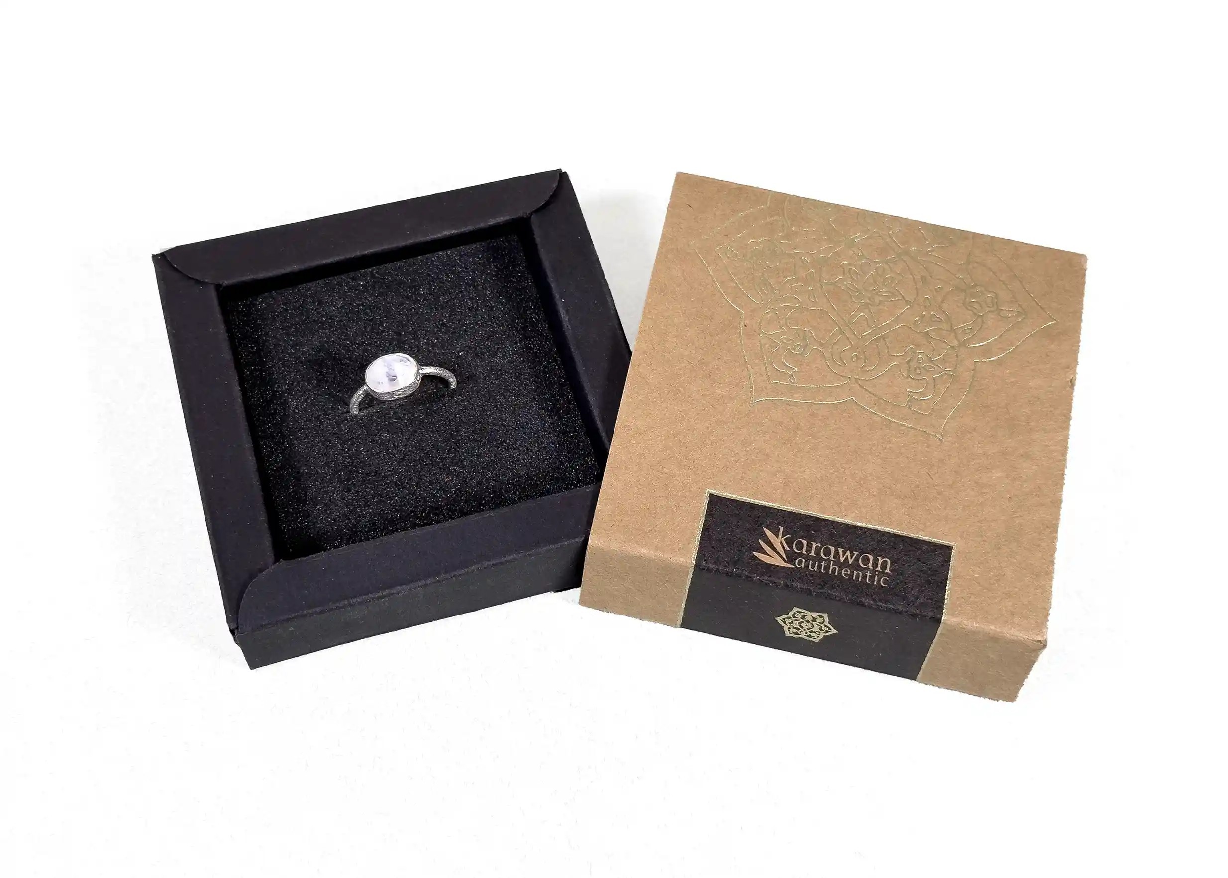 Bague en argent 925 moonstone de la collection de bijoux Yamuna, dans son coffret cadeau sur fond blanc