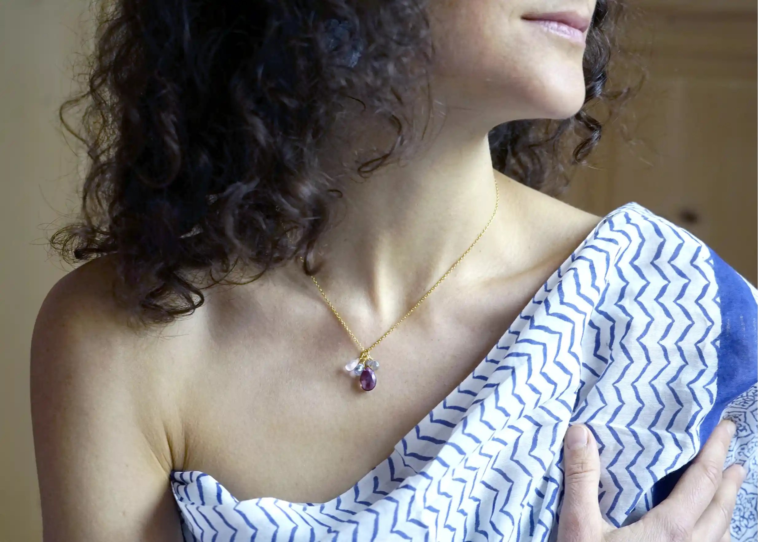 Pendentif argent et or Grapes, Iolite, Aqua Chalcy, Pierre de Lune et Labradorite, porté par une femme en intérieur