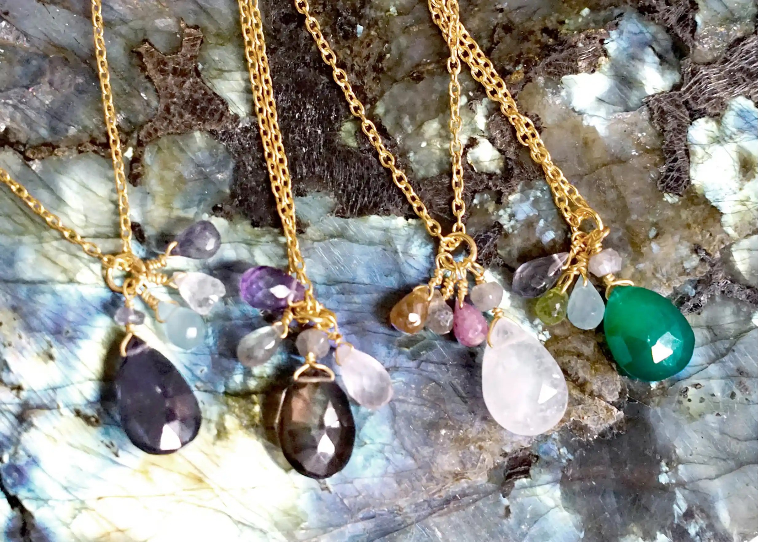 Ensemble de pendentifs argent et or Grapes de la collection de bijoux Yamuna, sur une pierre