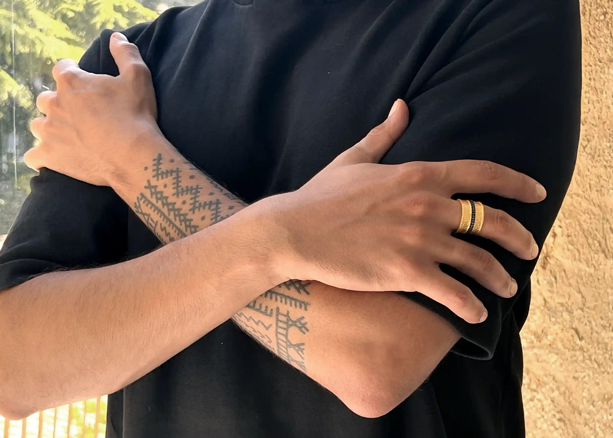 Adjustable gilded-plated rass 'shiny night' ring from the Dawn of Time collection, worn by a man