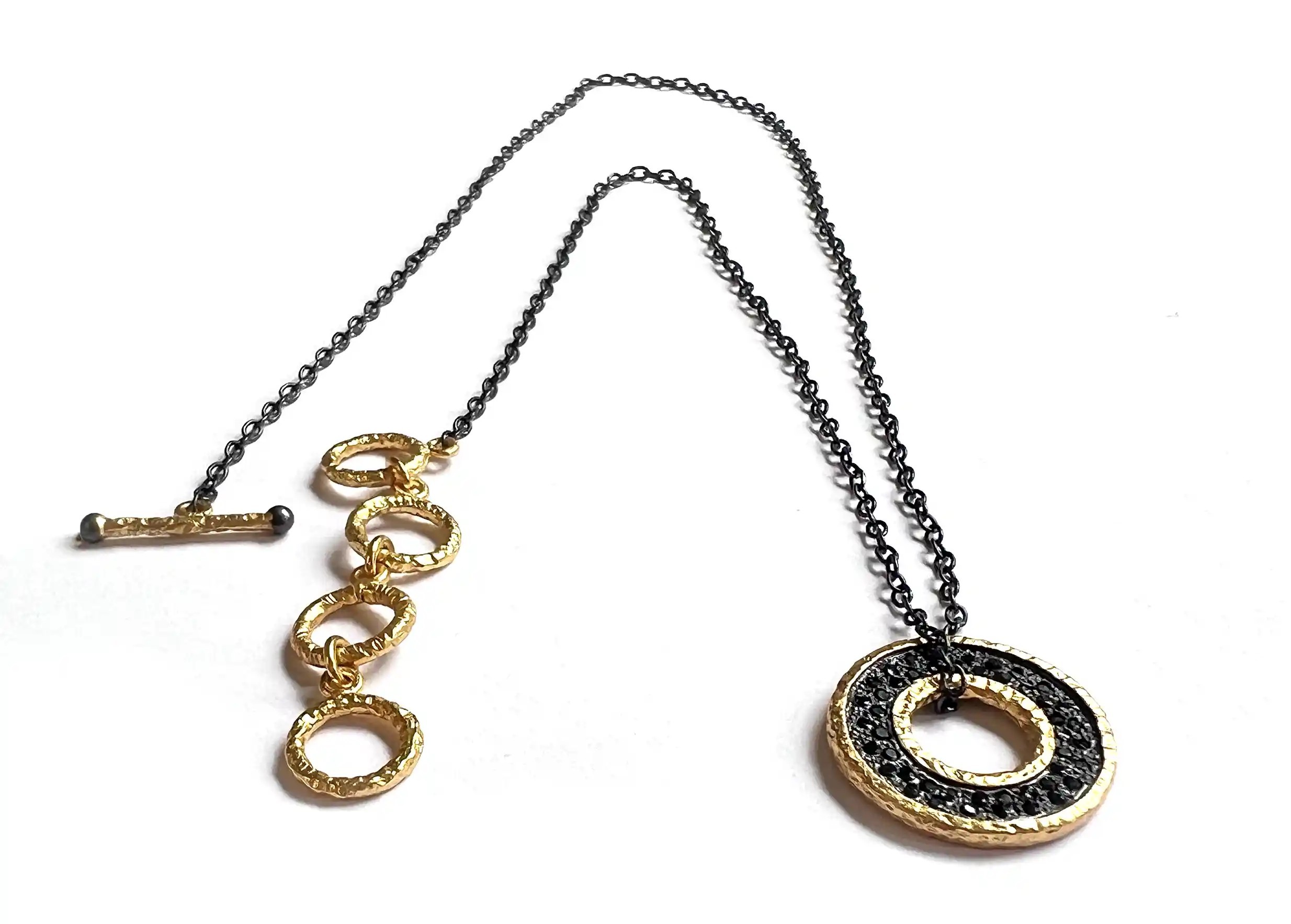 Sautoir médaillon en laiton avec chaîne et incrustrations en zirconium noir, de la collection Nuit des Temps