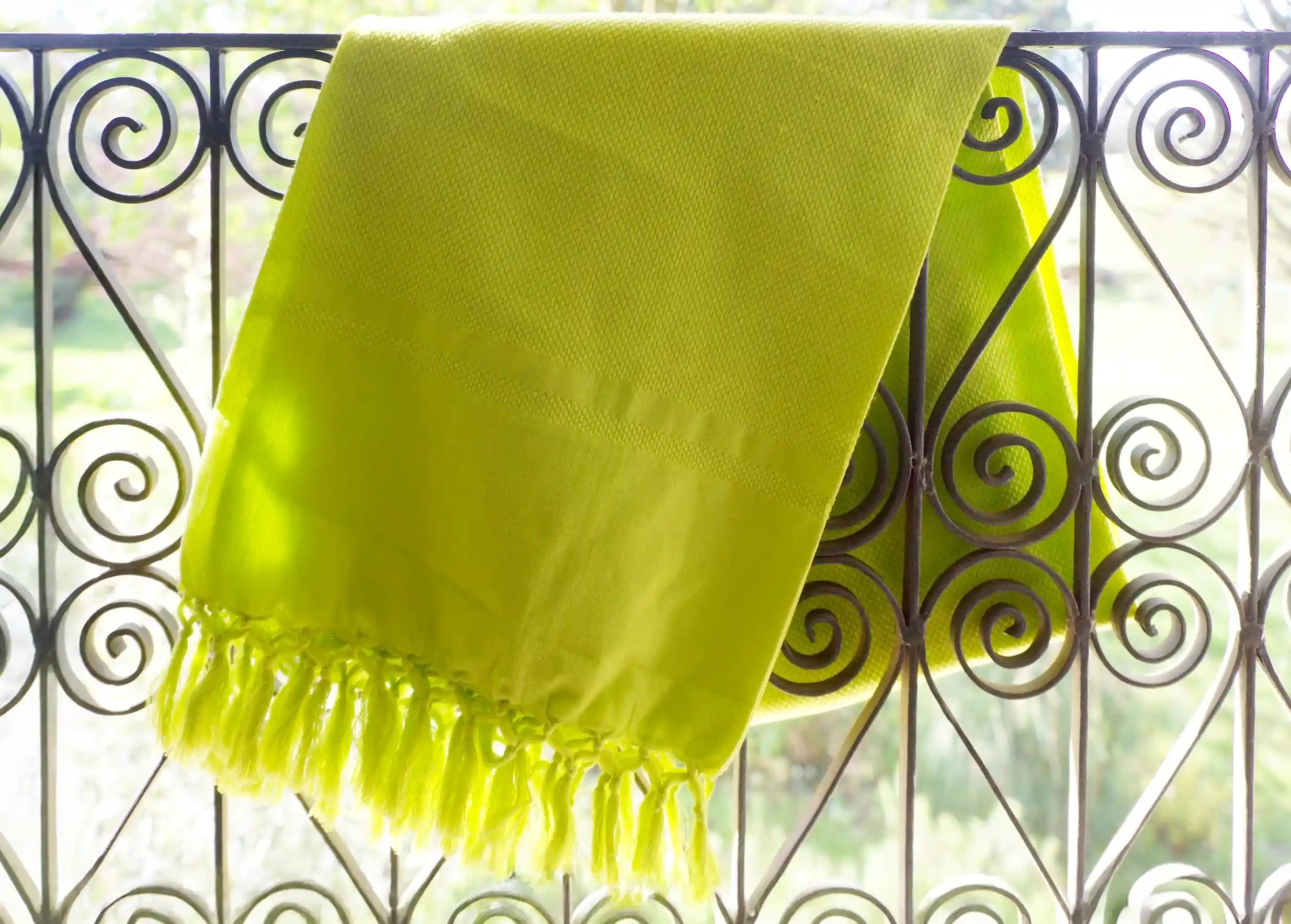 Fouta en coton bio Basilic, collection Kochi, sur une rambarde