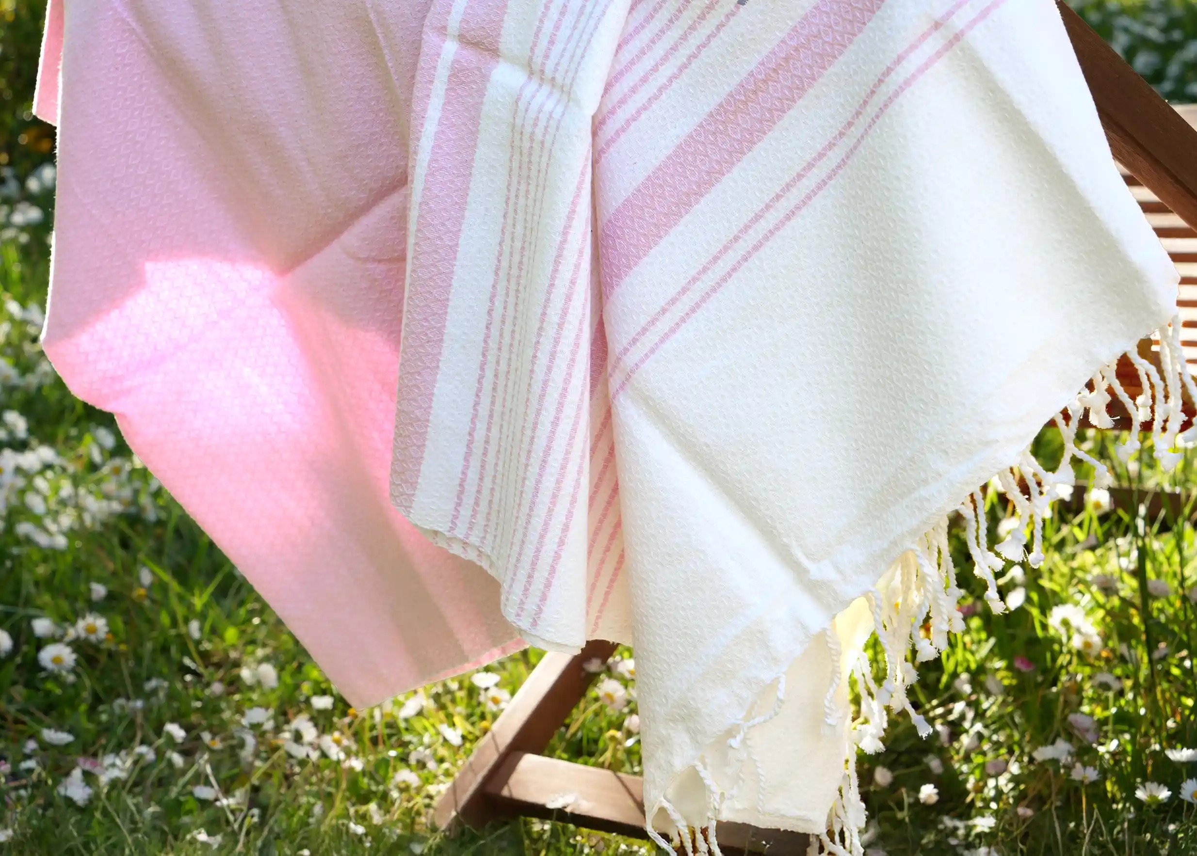 Zoom in on a parma-coloured organic cotton fouta from the White Sand collection, with white and purple stripes