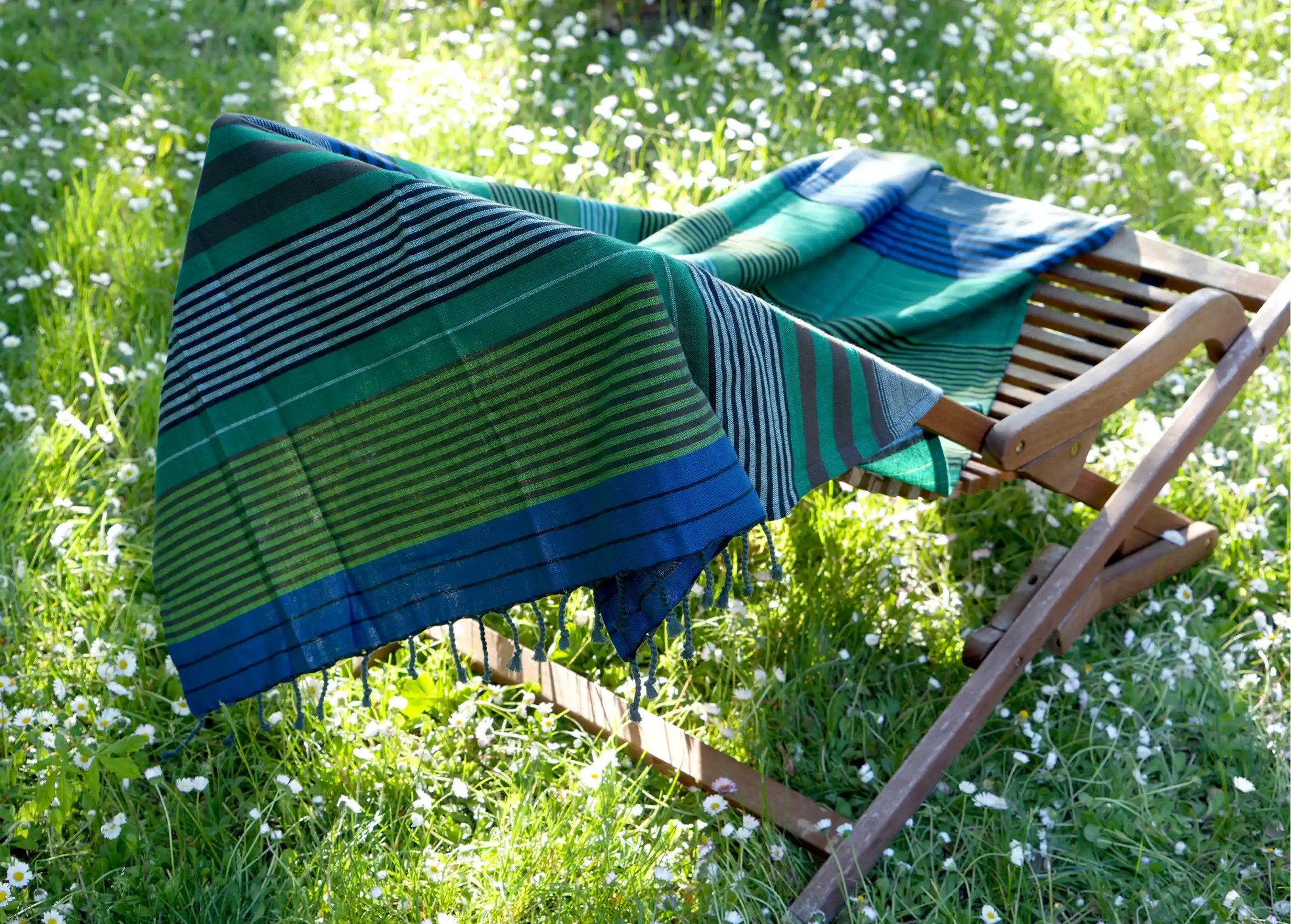 Fouta en coton biologique de la collection Ébène, posée sur une chaise