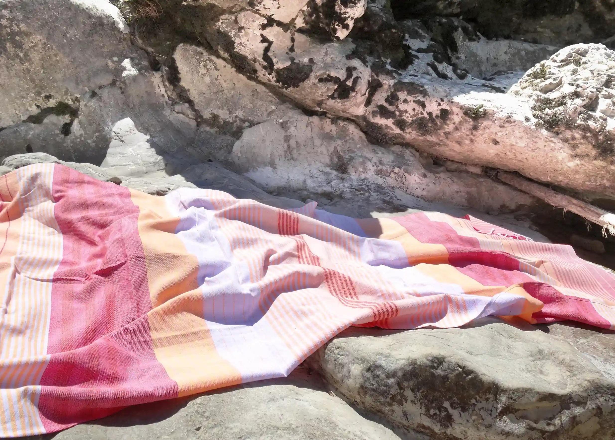 Fouta in organic cotton Azalée, collection Sud, by a lake with plants all around