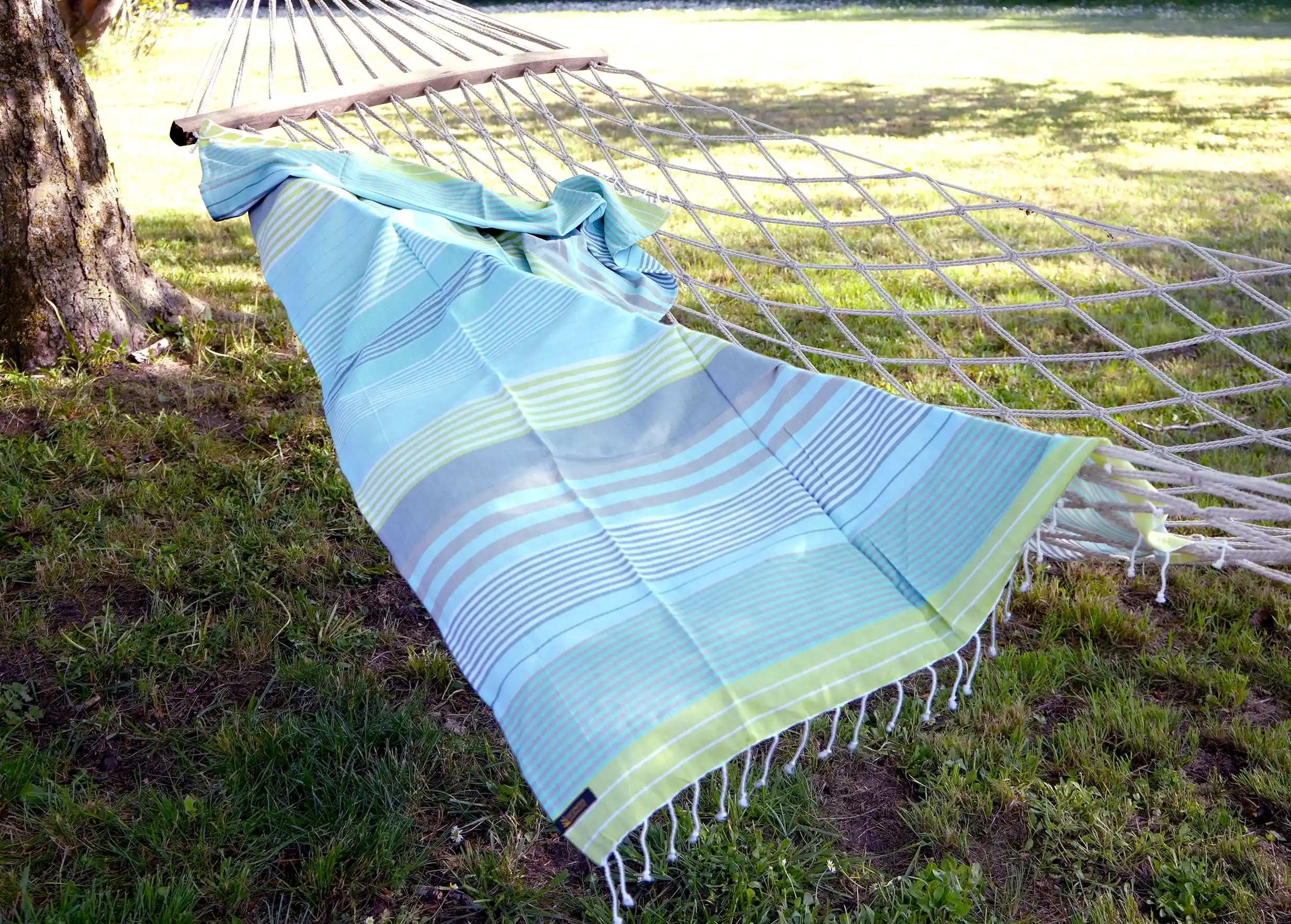 Sunny Lime-coloured cotton fouta, from the Sud collection, outdoor scene