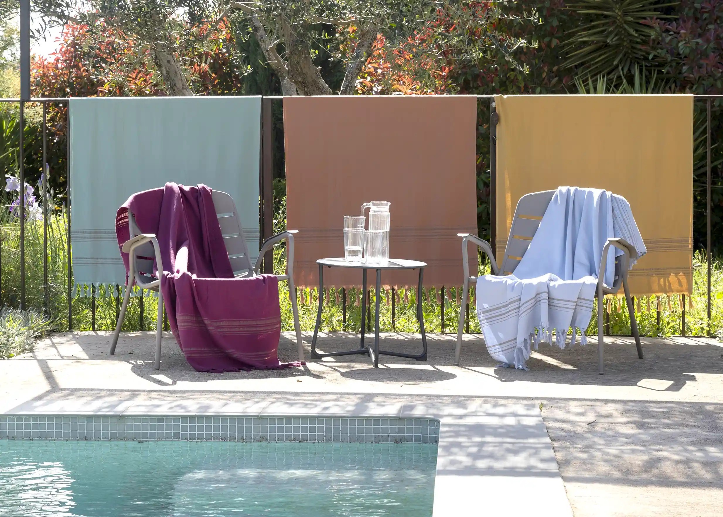 Collection de Dolce fouta près d'une piscine