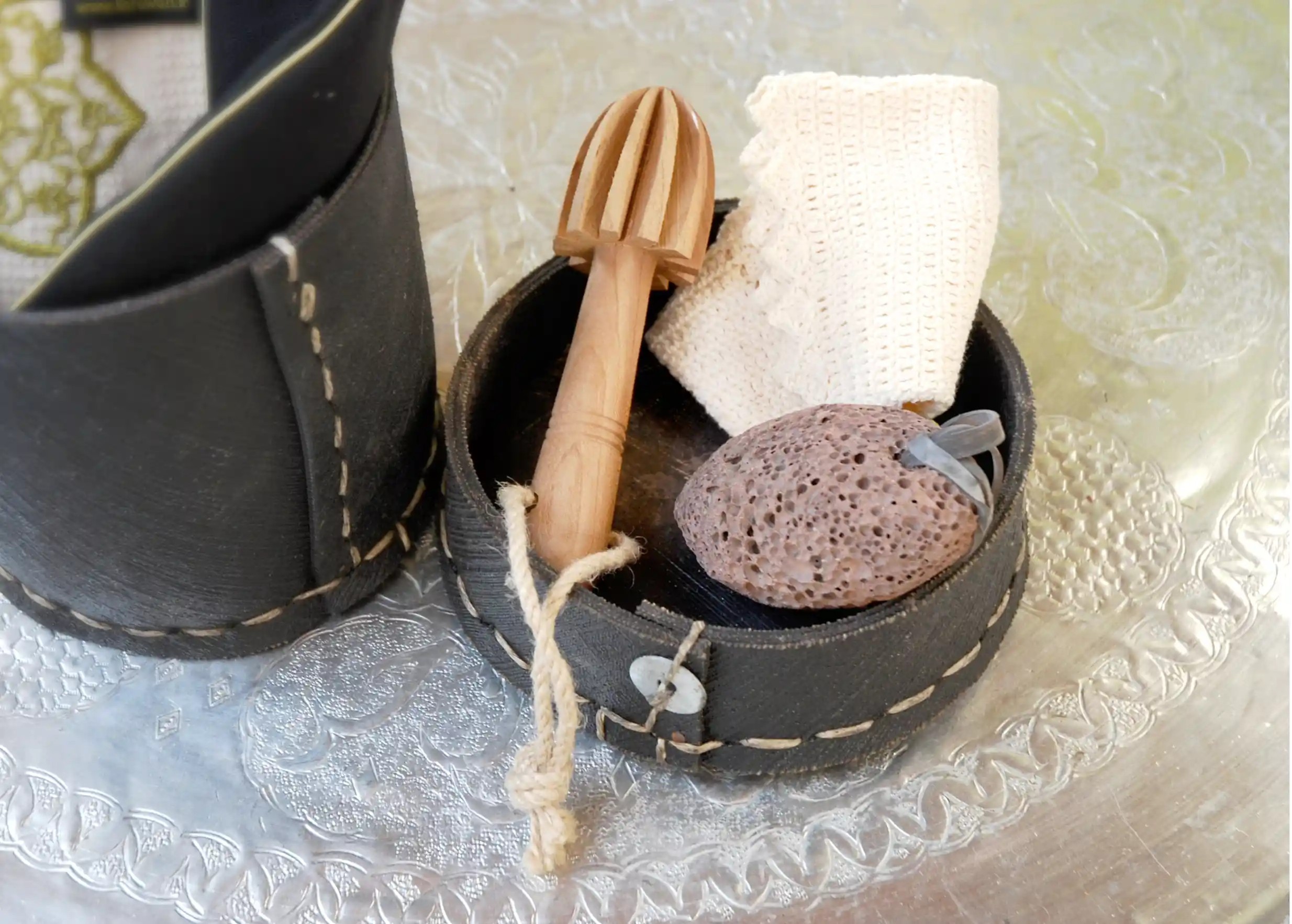 Ensemble de pots en pneu recyclé utilisés comme rangements décoratifs, photo prise de haut