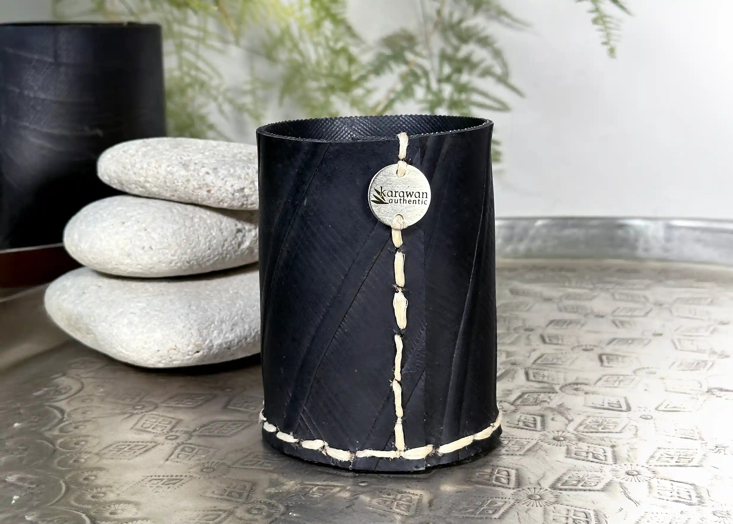 Small upright pot in recycled tyres, metal knob engraved Karawan, on a brass tray