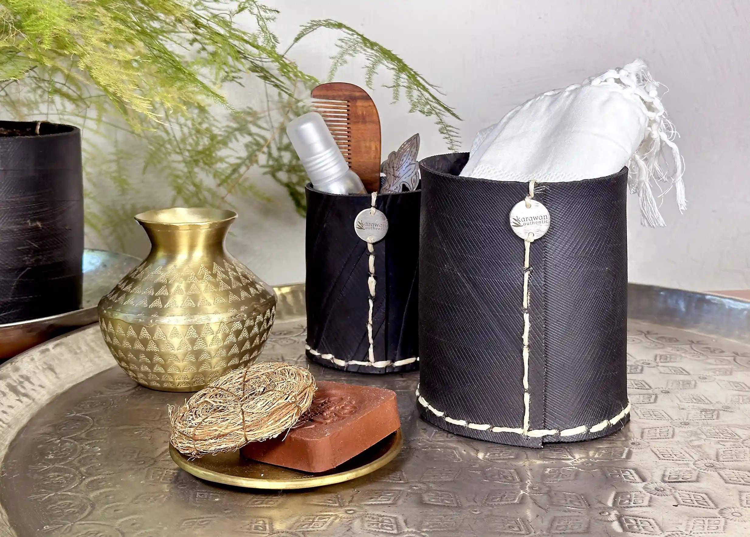 Duo of straight pots in recycled tyres, Karawan engraved metal knob, on a brass tray