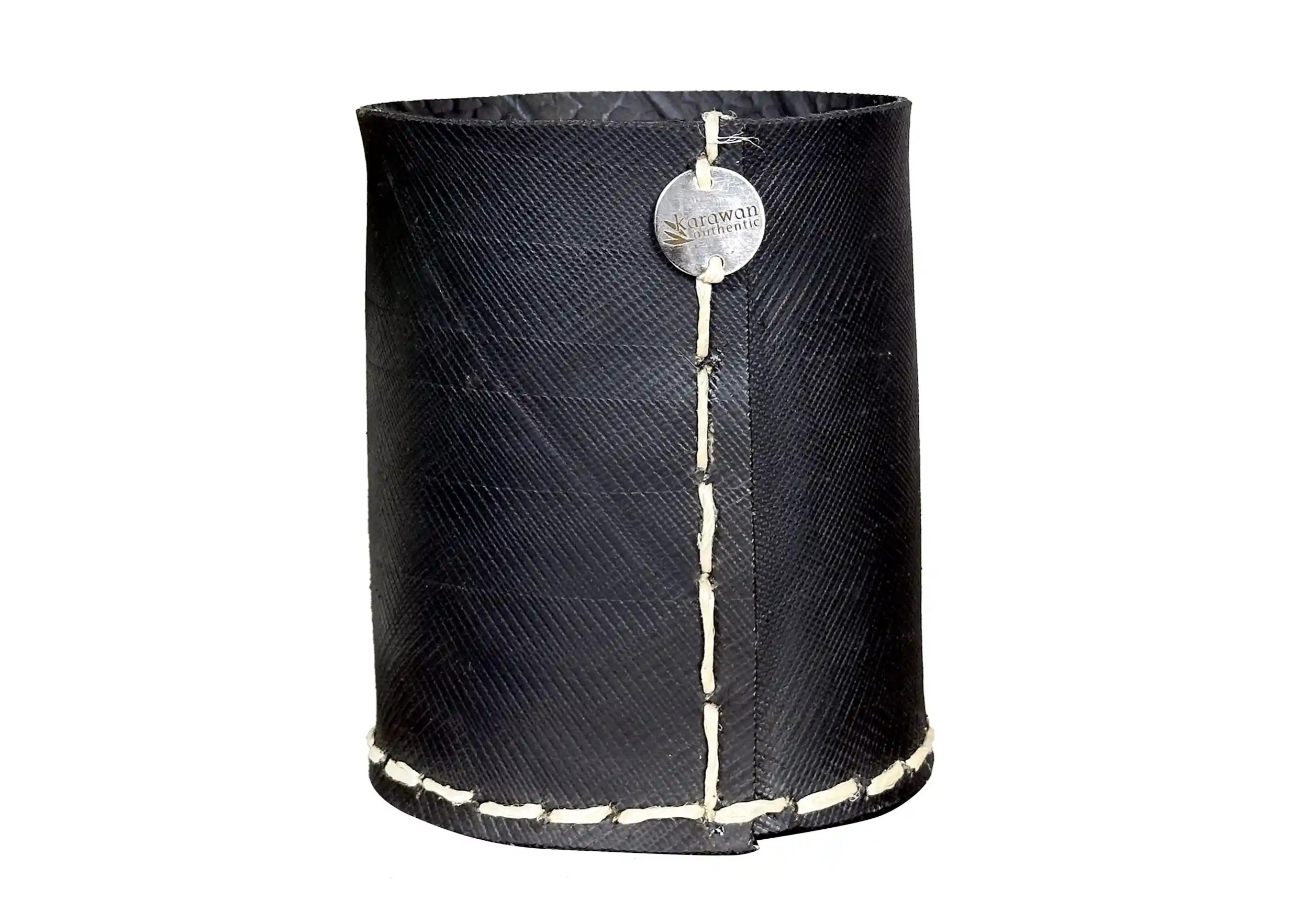 Moyen pot droit en pneu recyclé, bouton métallique gravé Karawan, fond blanc