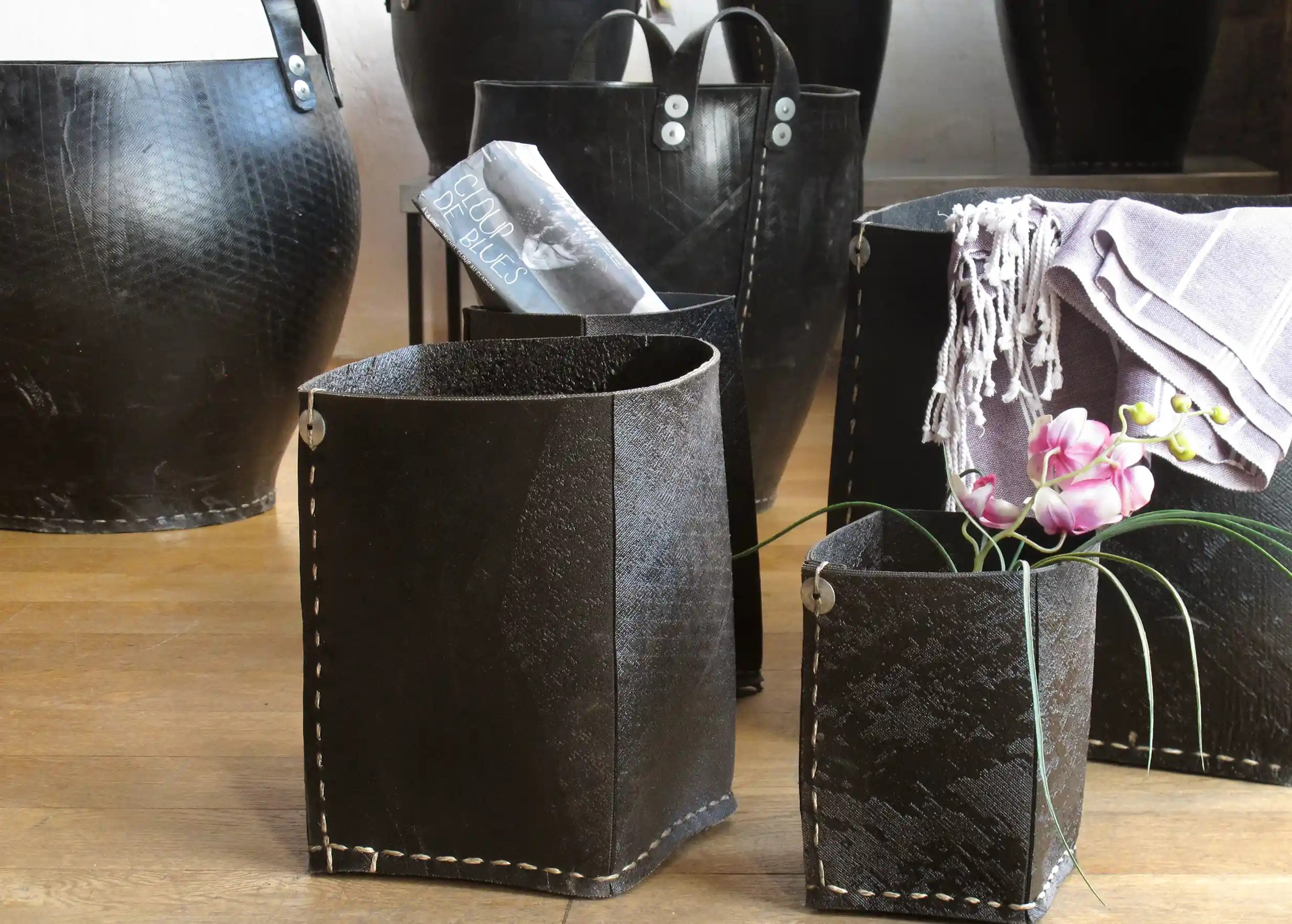 Collection de rangements en pneu de la marque Karawan, avec plantes, fouta et magazine