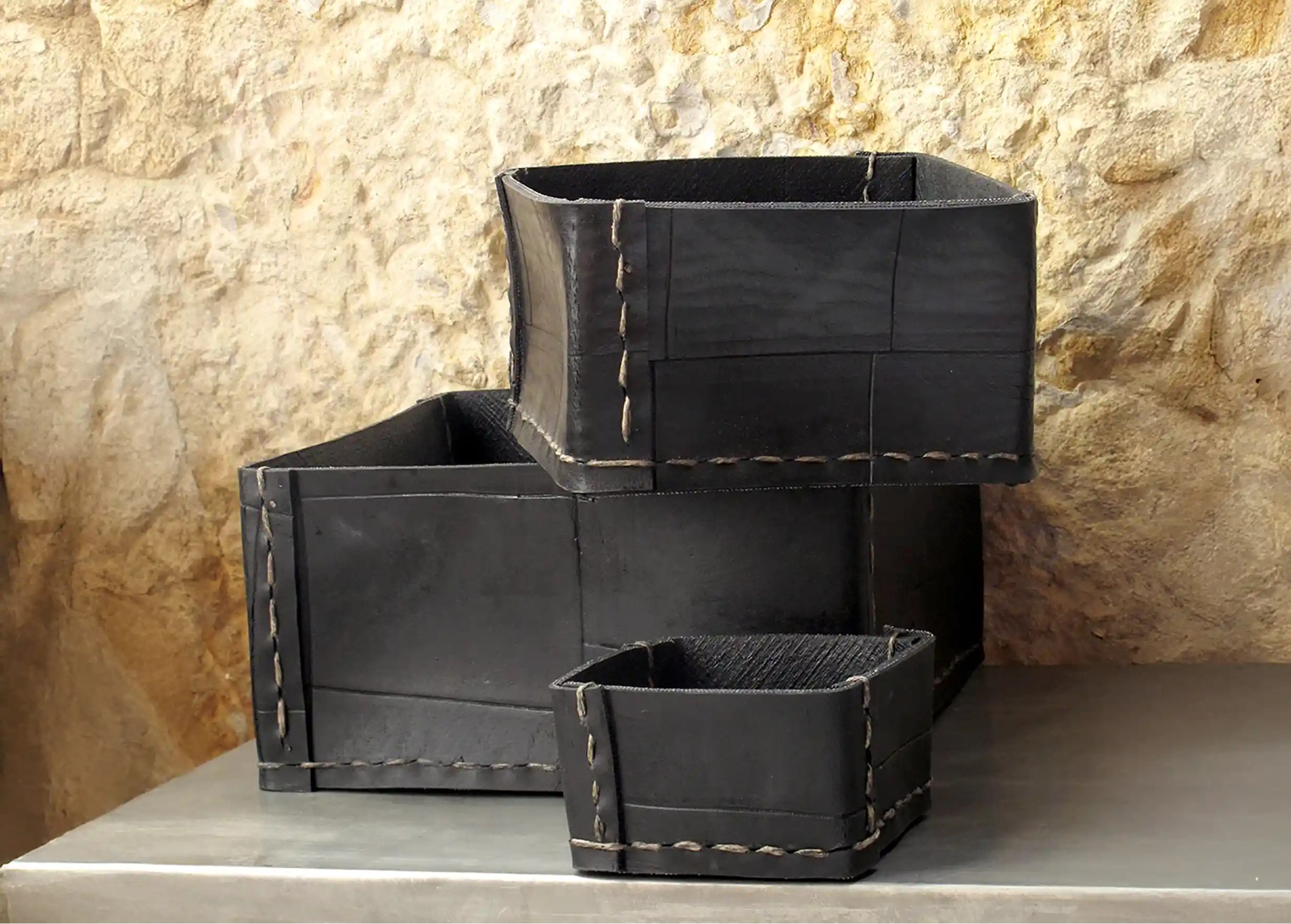 Ensemble de petites boites carrées en pneu recyclé, de différentes tailles. Collection créée par Karawan