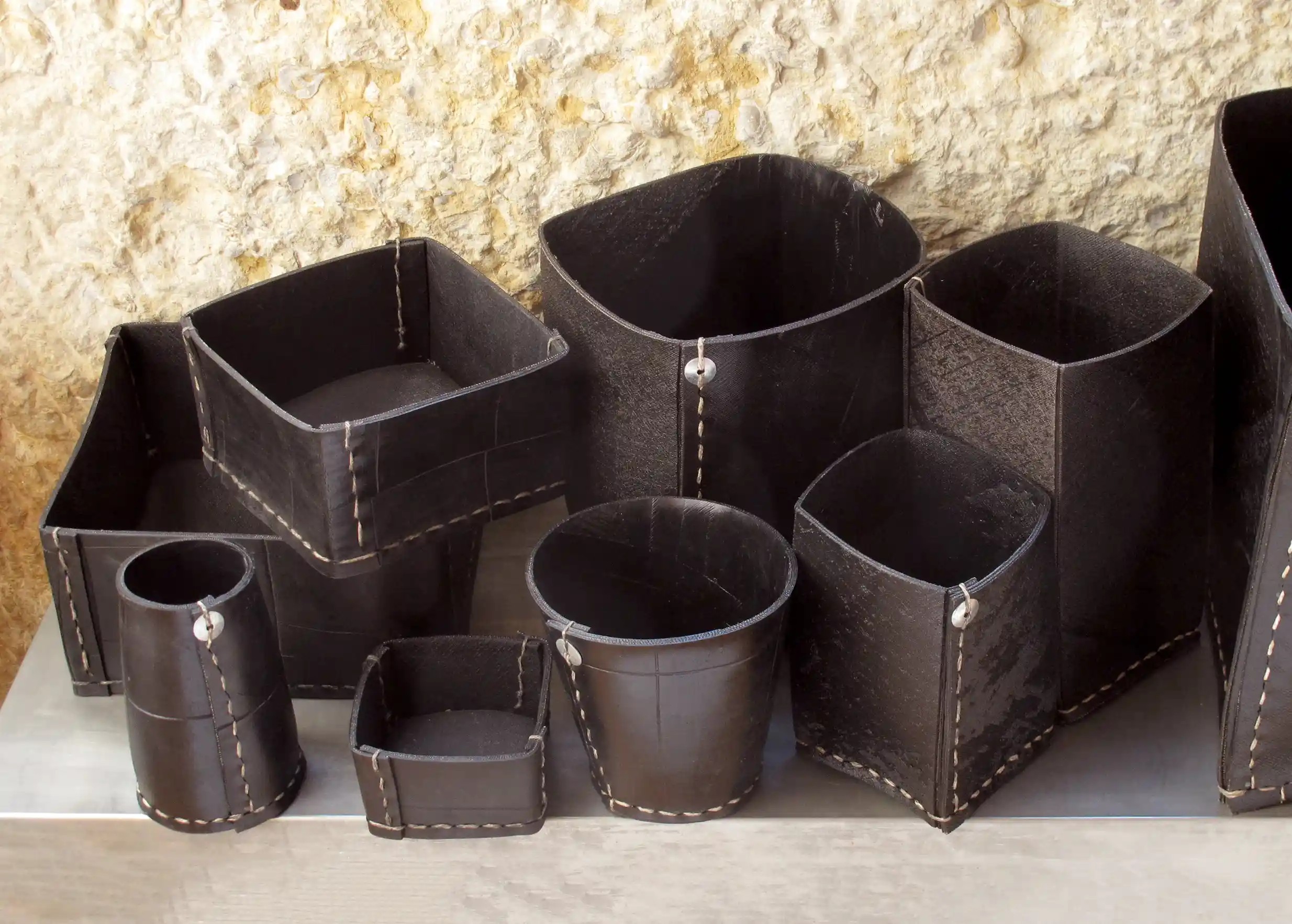 Ensemble de la collection de petites boites carrées en pneu recyclé, de différentes tailles. Signé Karawan