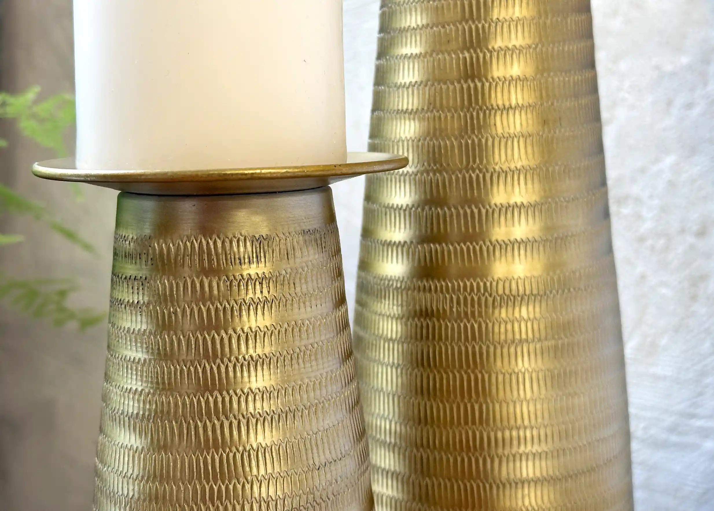 Gros plan sur les motifs riz de deux bougeoir en aluminium recyclé, de la marque Karawan