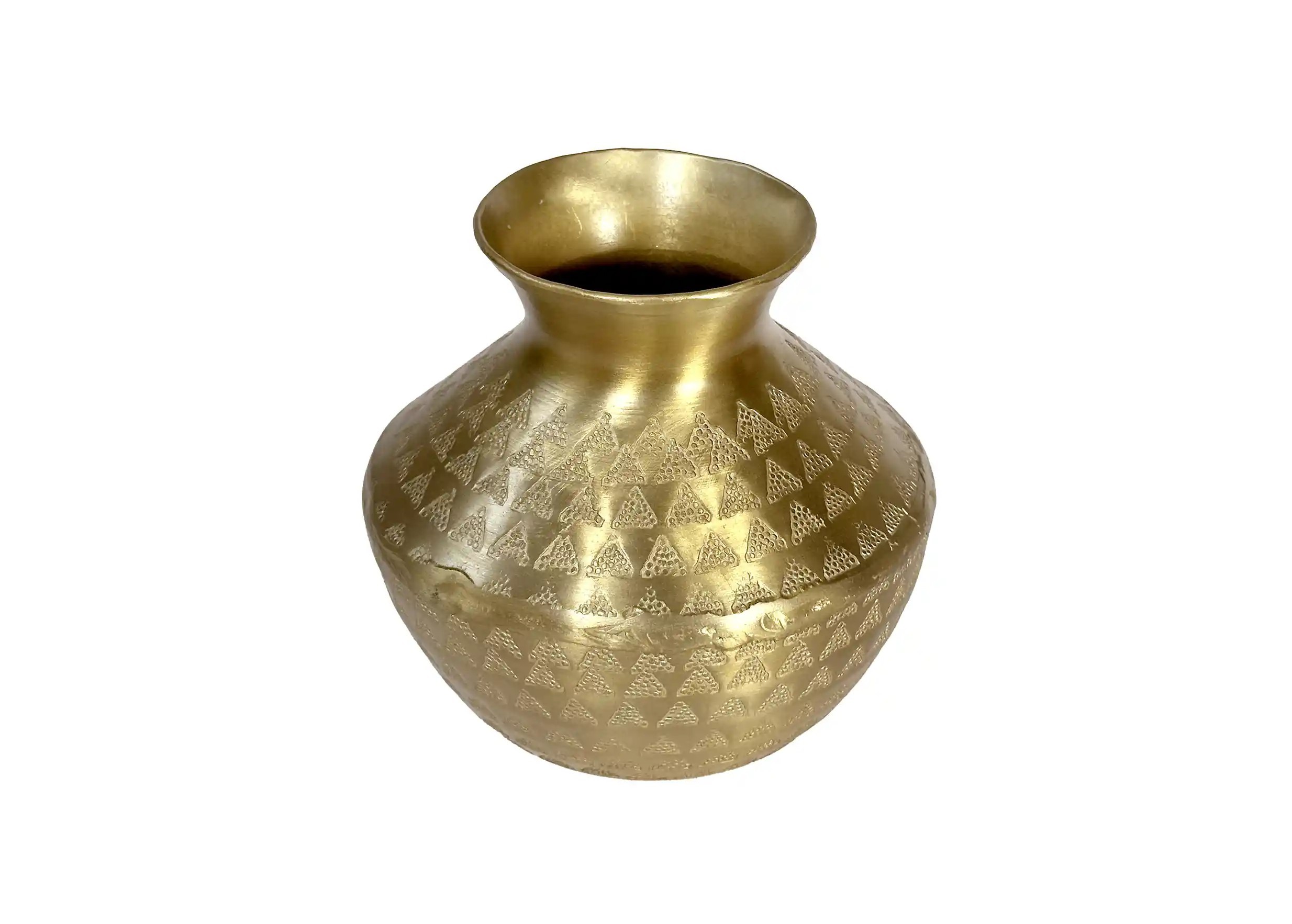 Vase déco en alu recyclé, taille M, coloris doré mat avec une finition martelée, photo prise sur fond blanc