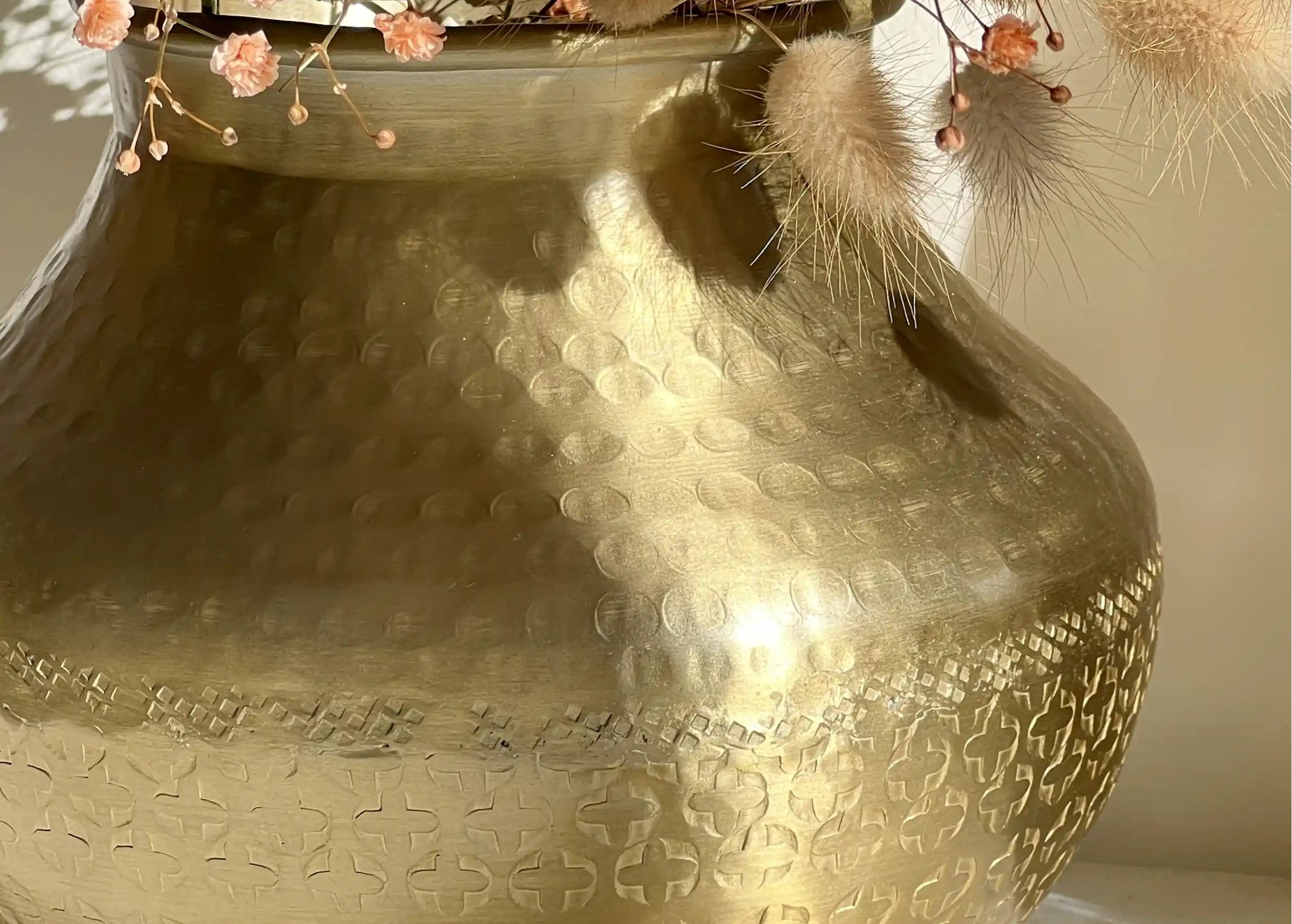 Gros plan sur motifs d'un vase déco en aluminium, effet patiné antique