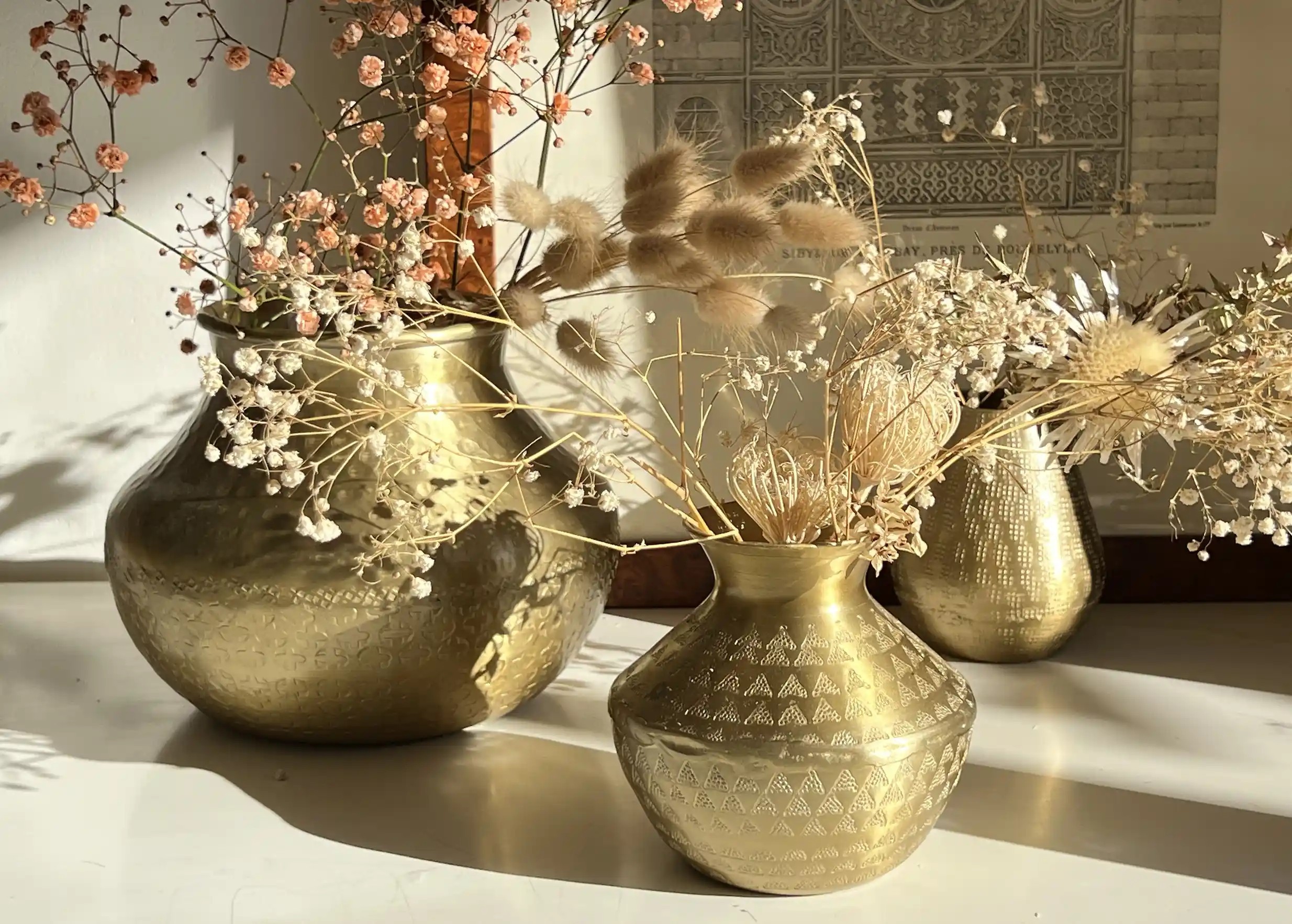 Ensemble de vases déco pour la maison, petit vase en alu aux motifs gravés, et grand vase avec fleurs séchées
