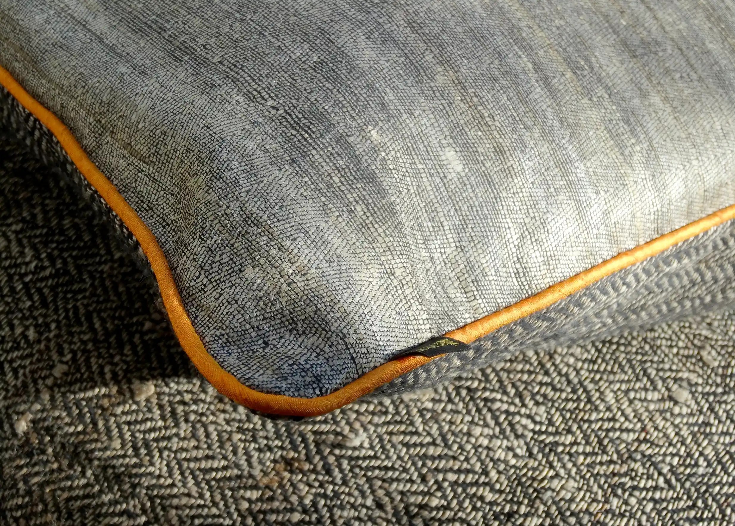 Coussin bambou rectangulaire en fibre d'ortie et soie sauvage, posé sur le canapé d'un salon