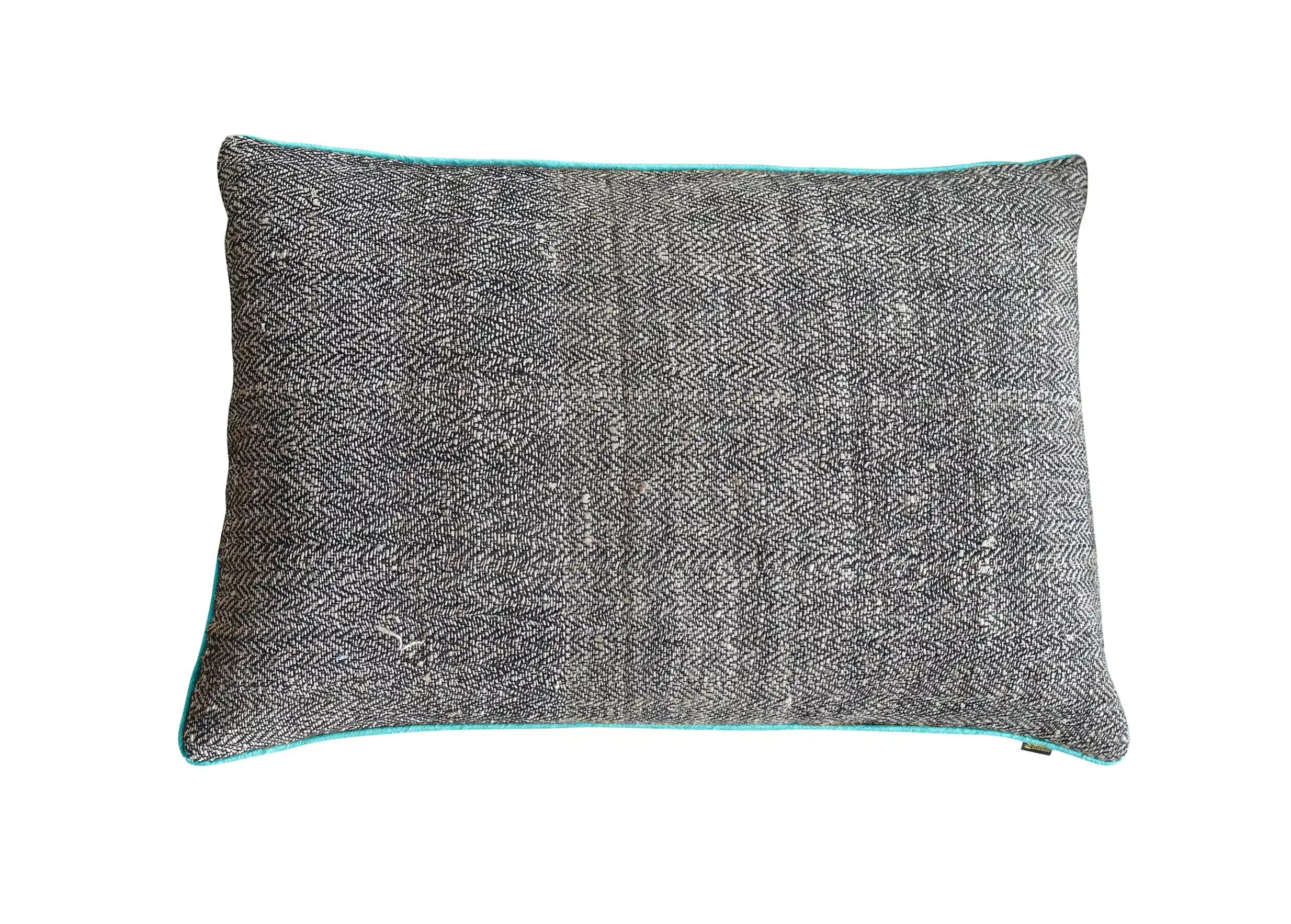 Rectangular turquoise cushion in nettle fiber and wild silk, photo taken from behind on a white background