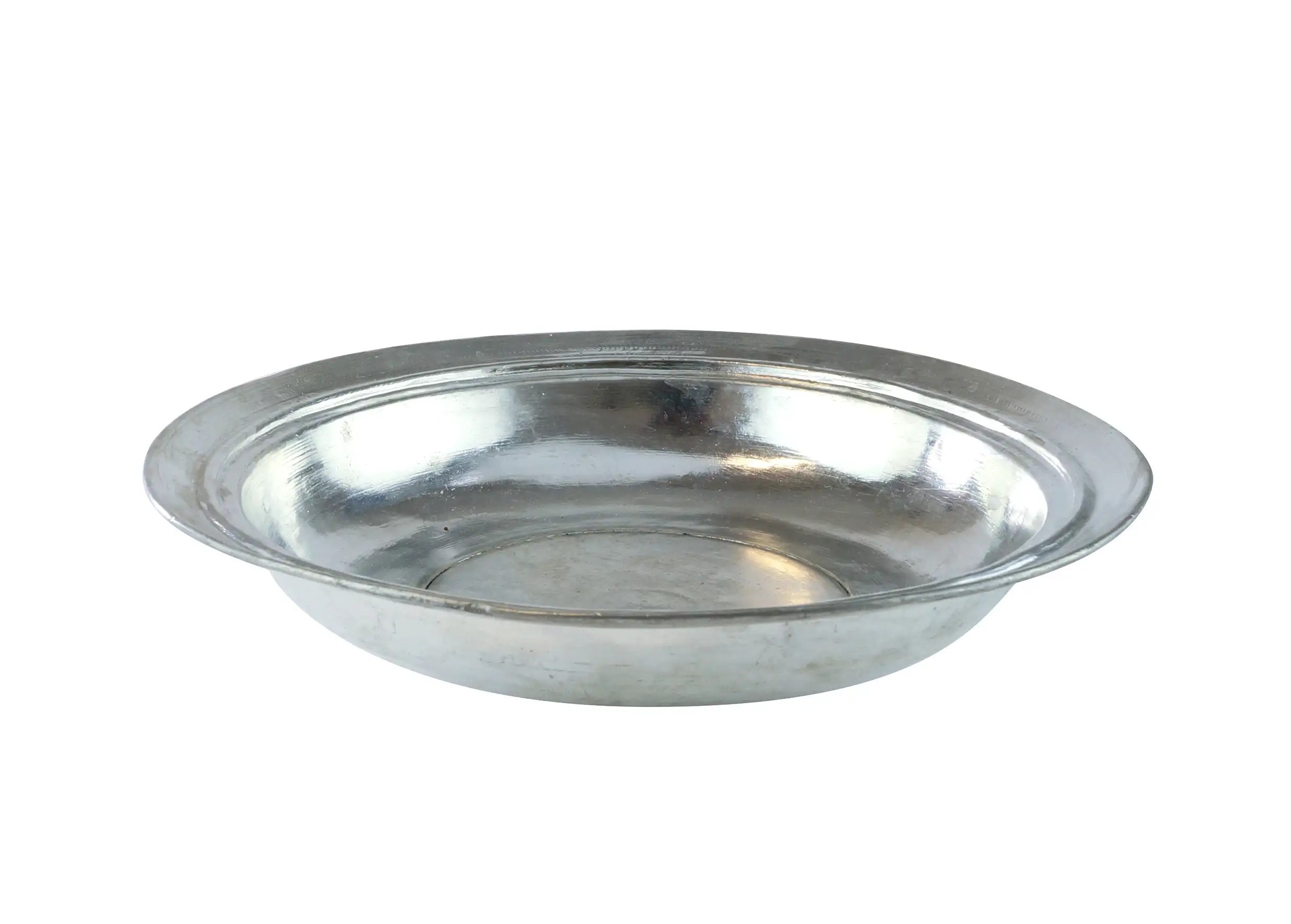 Assiette creuse ancienne en cuivre étamé, fond blanc