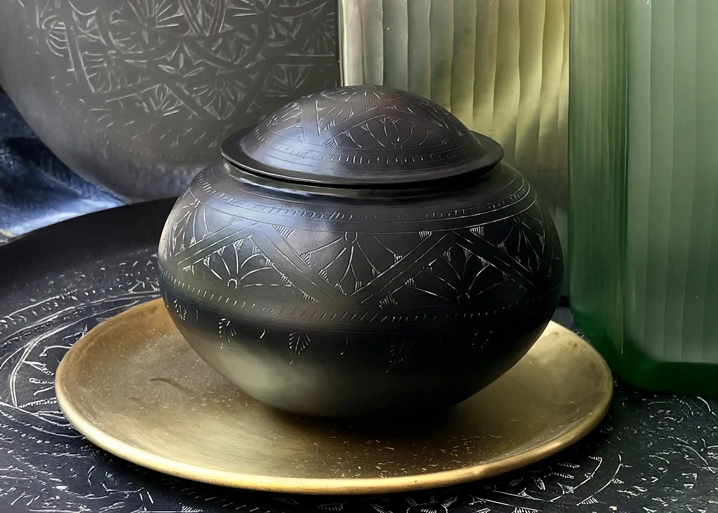 Boîte en laiton noire oxydée et gravée travaillée à la main par des artisans d'exception de l'Inde, de la marque Karawan