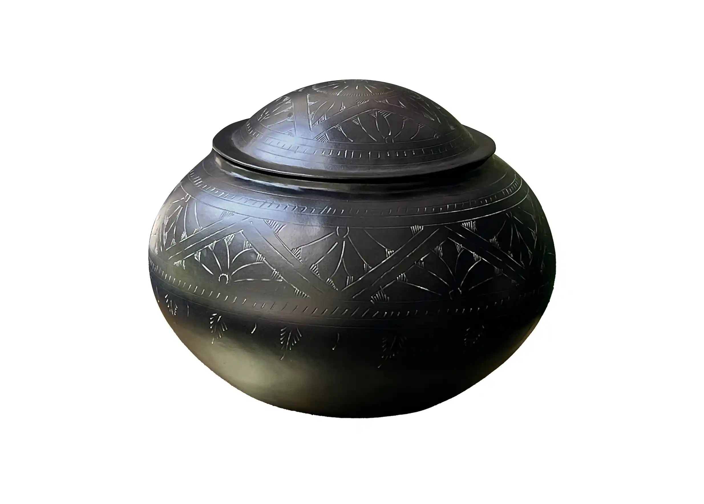 Boîte en laiton noire oxydée et gravée sur un plateau en laiton doré, photo prise sur fond blanc