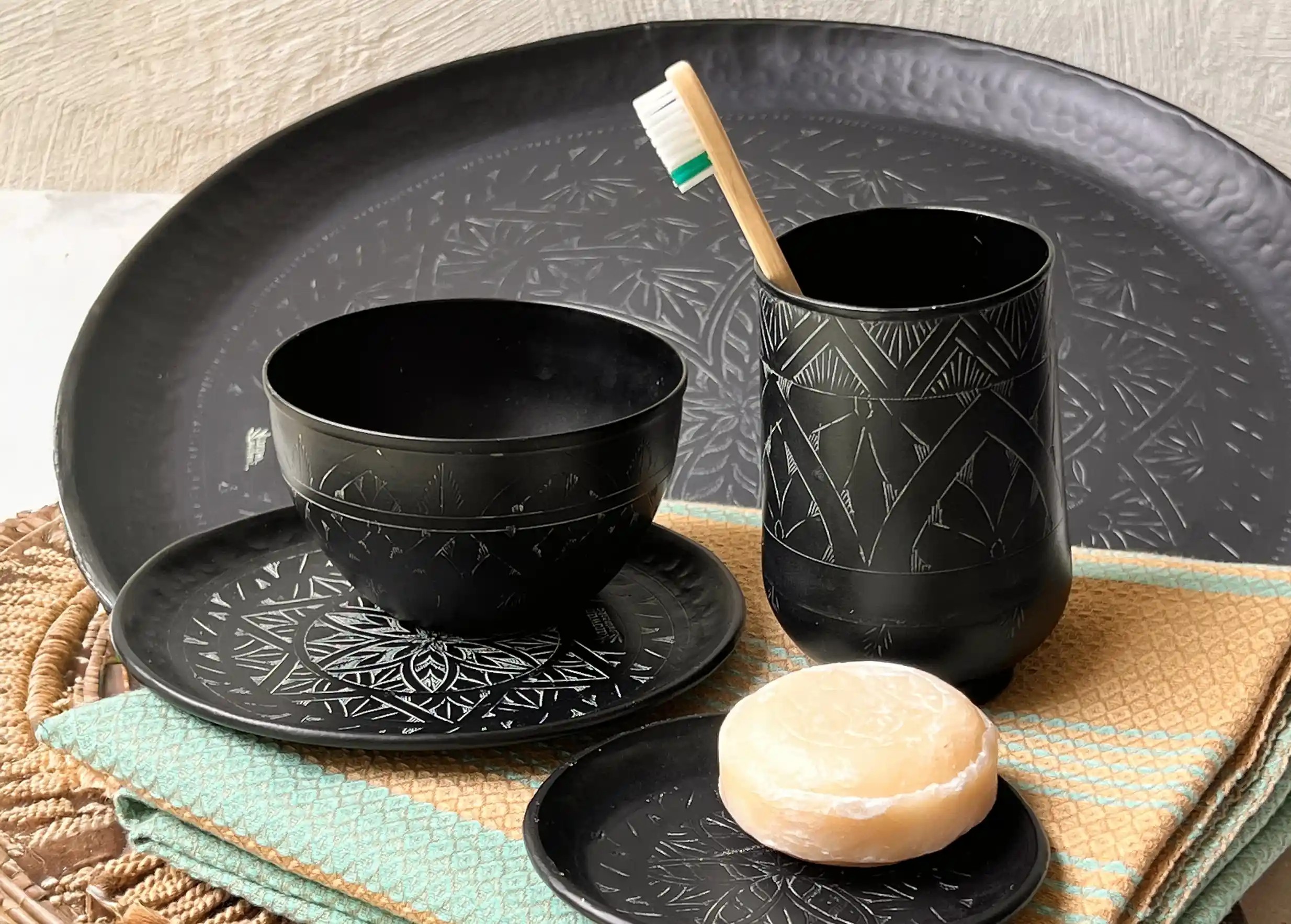 Assortiment d'objets déco en laiton gravés, martelés, à la finition artisanale, plateaux, verre en laiton et bol en laiton noir