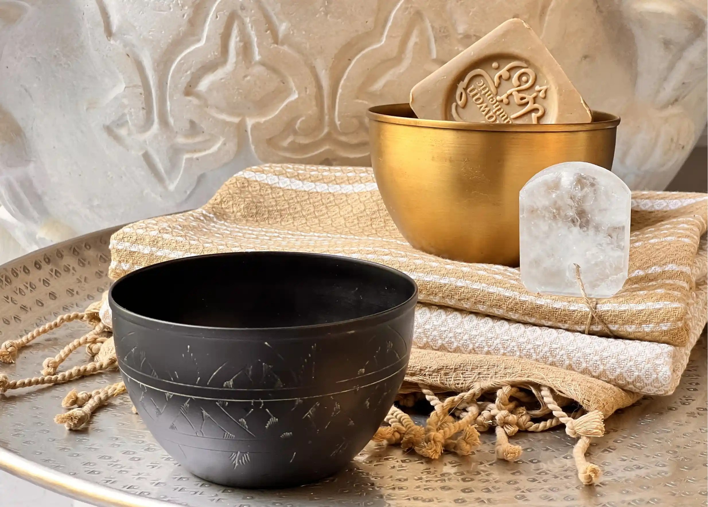 Bol en laiton noir gravé Arabesk avec savon d'Alep sur une fouta coloris sable en coton bio, tissage jacquard