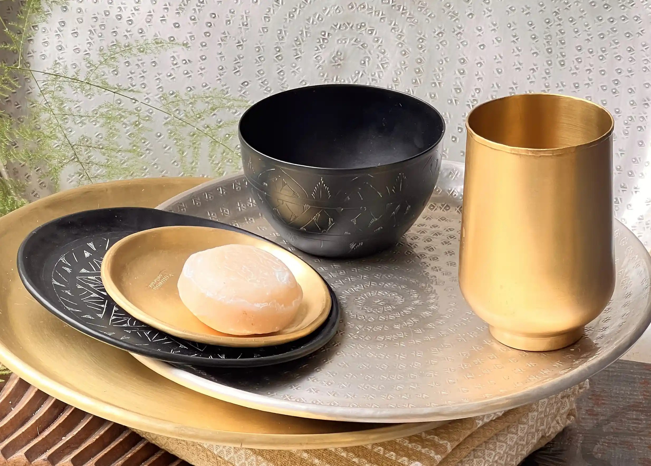 Assortiment d'objets déco en laiton gravés, martelés, à la finition artisanale, plateaux, verre en laiton et bol en laiton noir