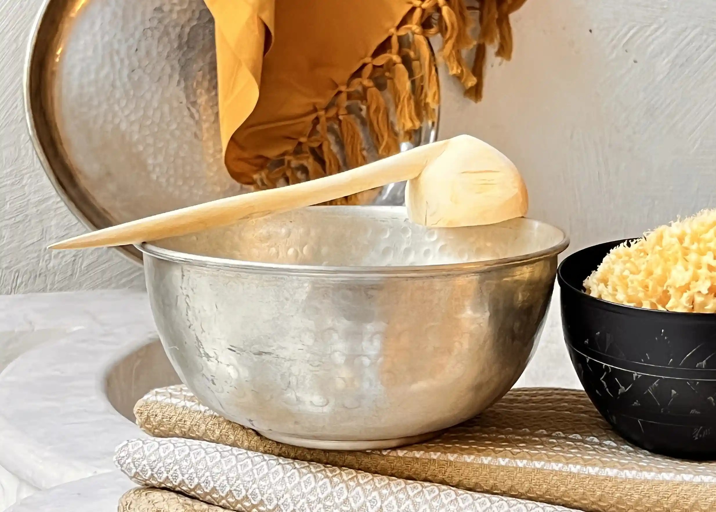 Hammered silver-plated brass hammam bowl with fouta at the bottom