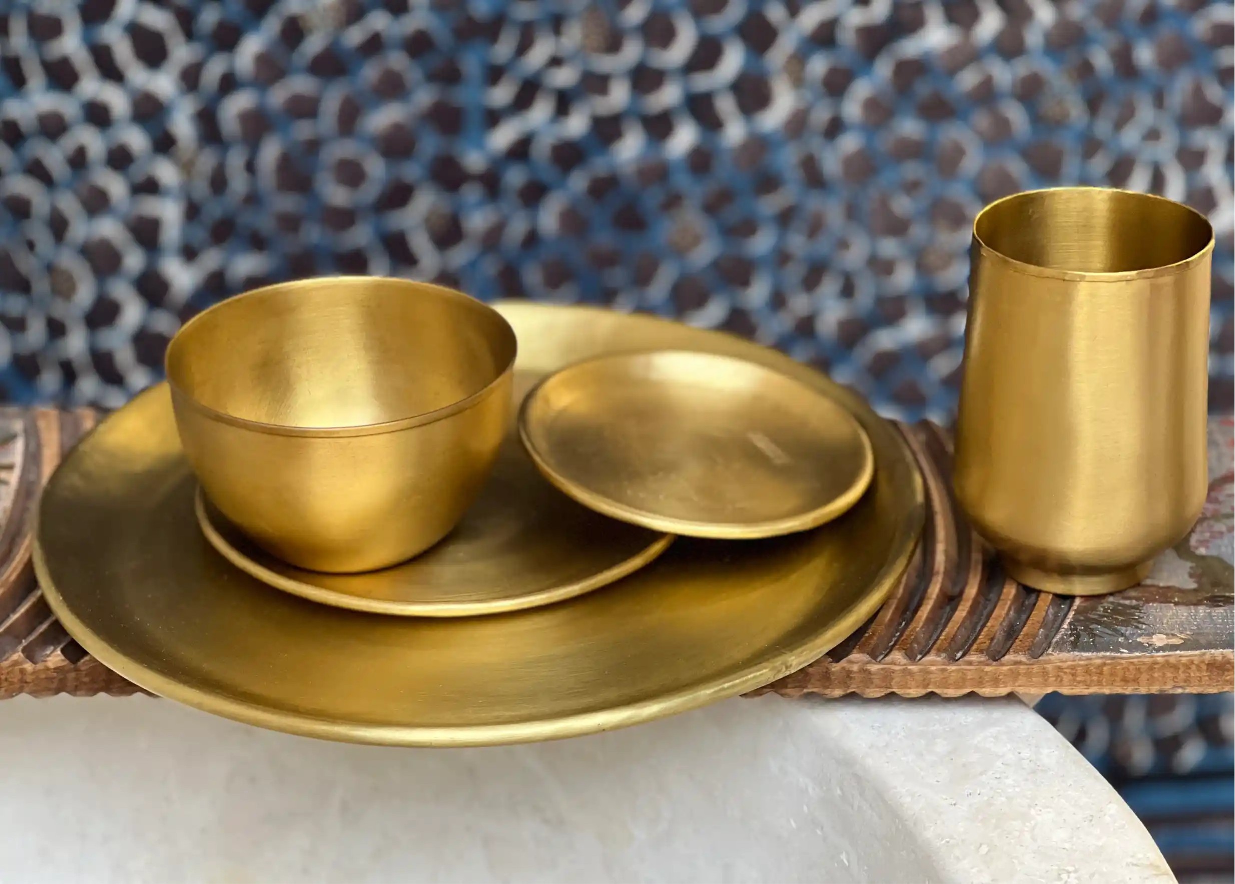 Verre, bol, coupelles en laiton lisse doré Moon, posé sur une surface en bois nervurée