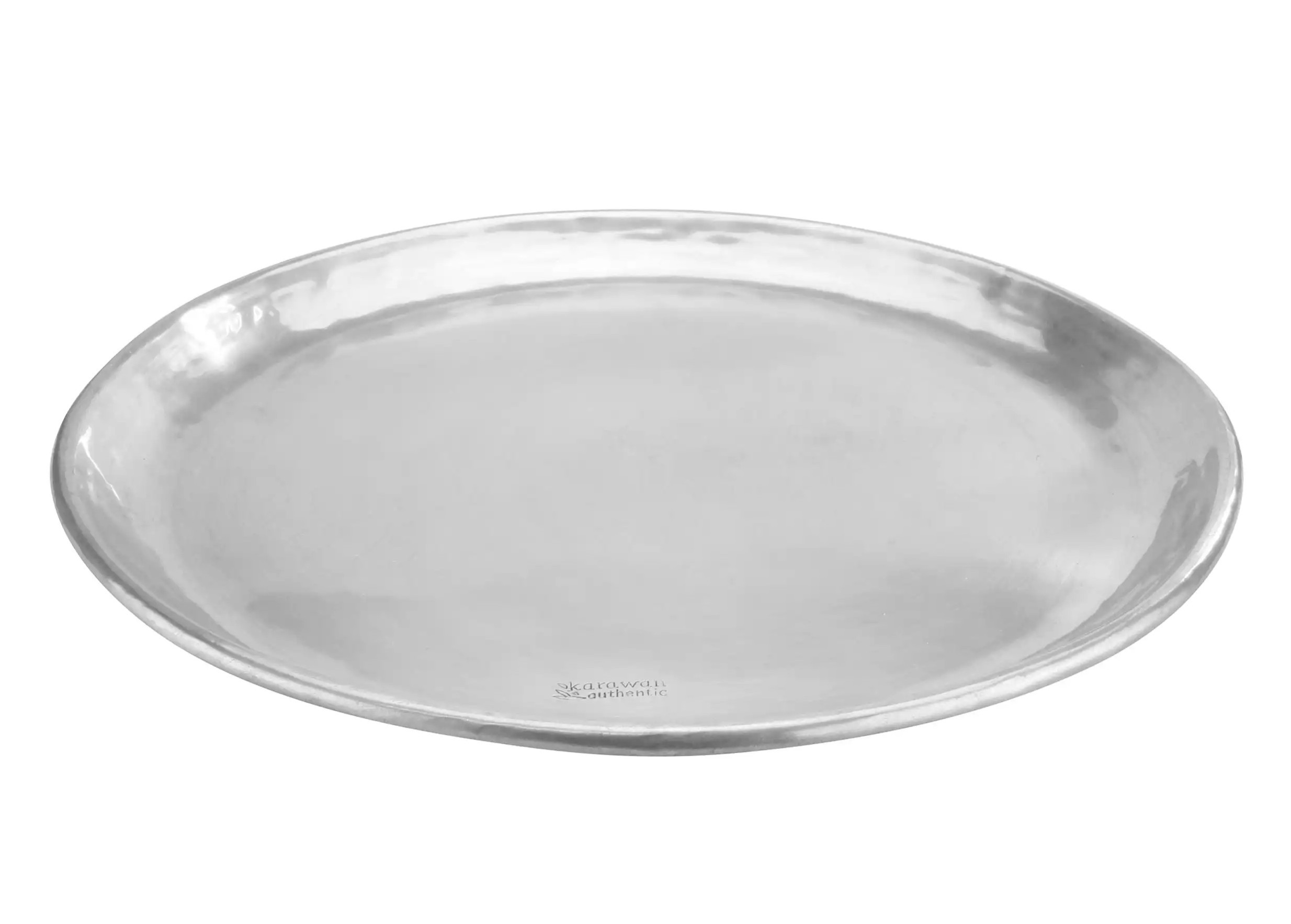 Plateau en laiton lisse et argenté "Muz", à plat sur fond blanc