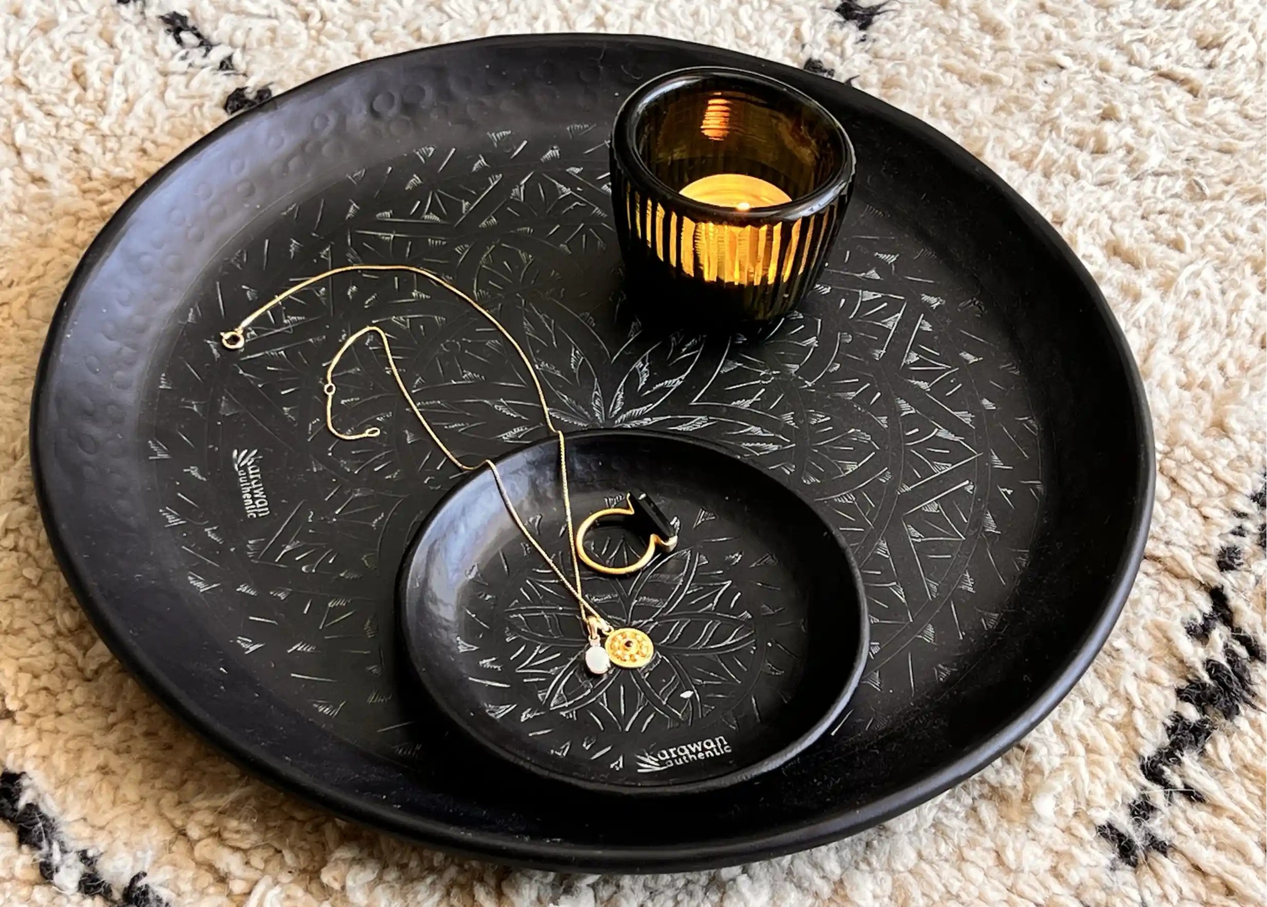 Coupelle en laiton noir Arabesk Karawan, dessus une bague et un collier de pierres fines ou semi-précieuses et un photophore