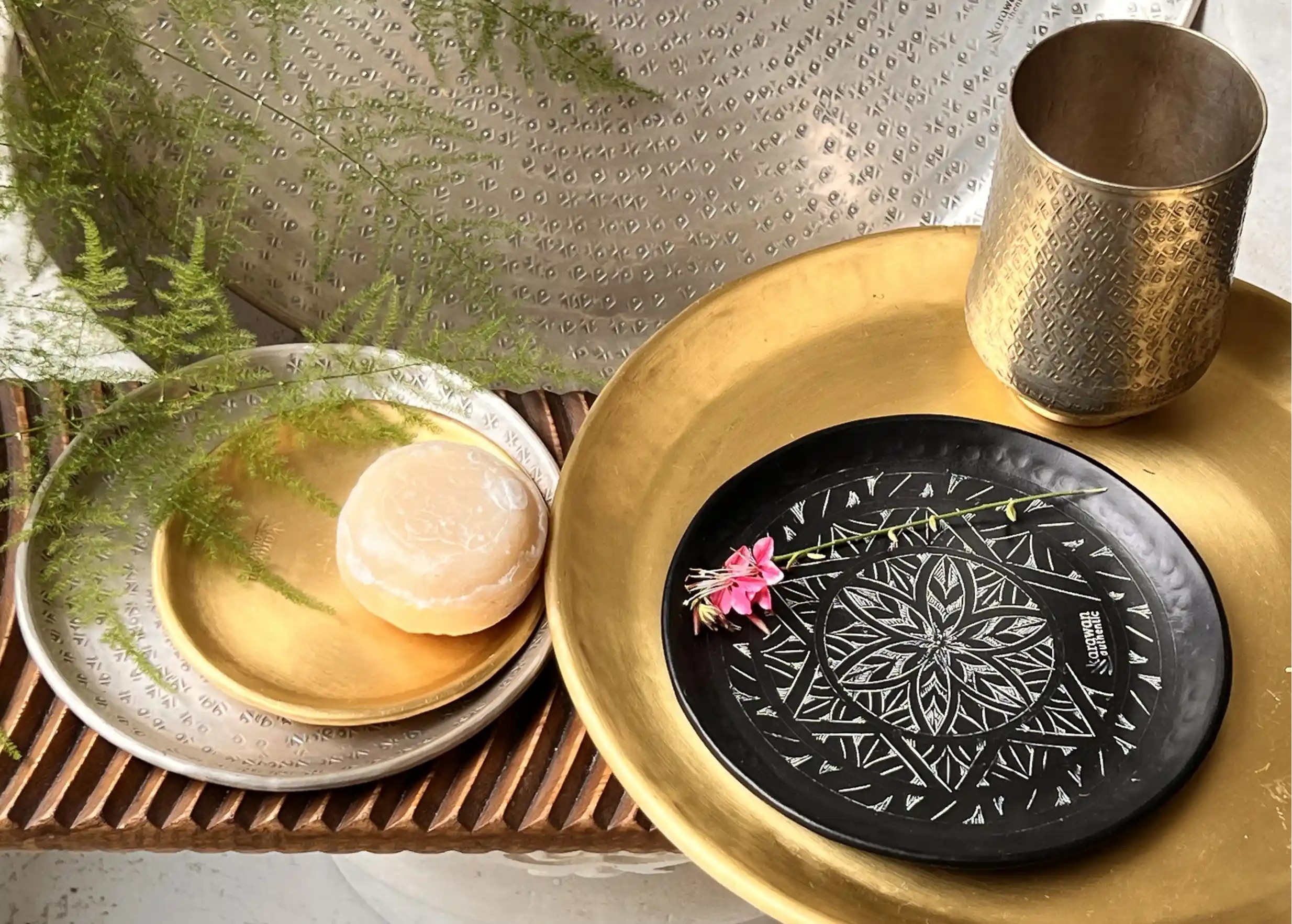 Ensemble de coupelles et plateaux en laiton, coupelle noire gravée Arabesk, Moon et Arabesk. De la marque Karawan