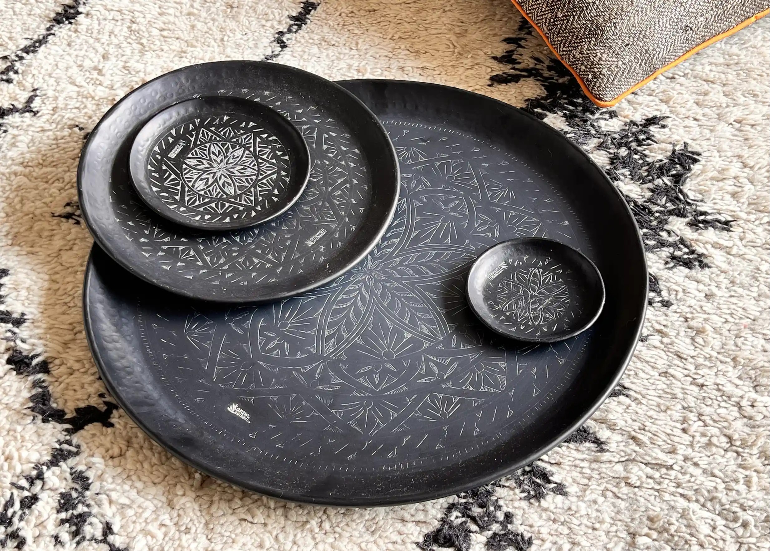 Ensemble de coupelles et plateaux en laiton, coupelle noire gravée Arabesk, de la marque Karawan
